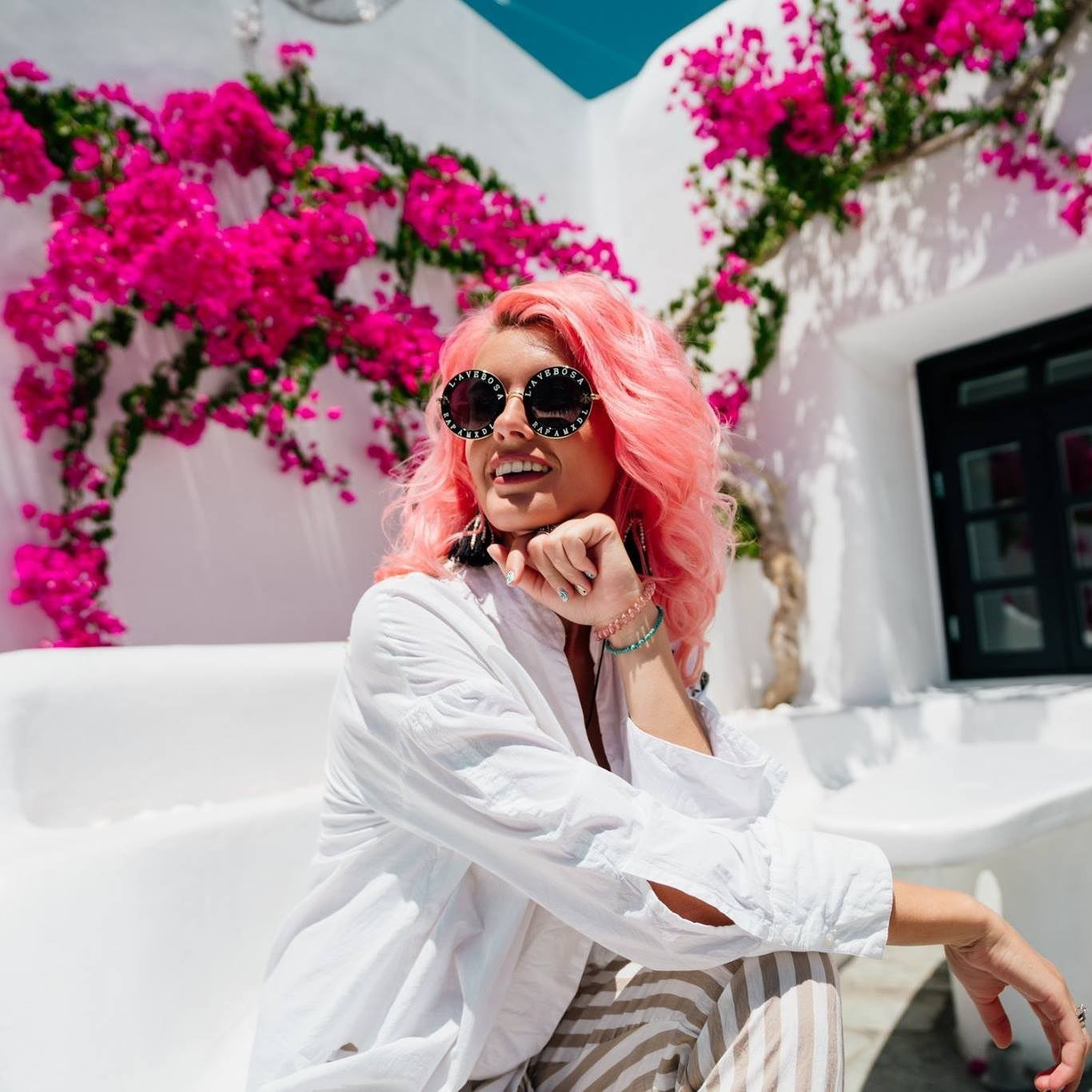 Book a Professional Hair & Makeup Artist. Photographe vidéaste à Santorin|Séances photos de Robe volante Santorin|