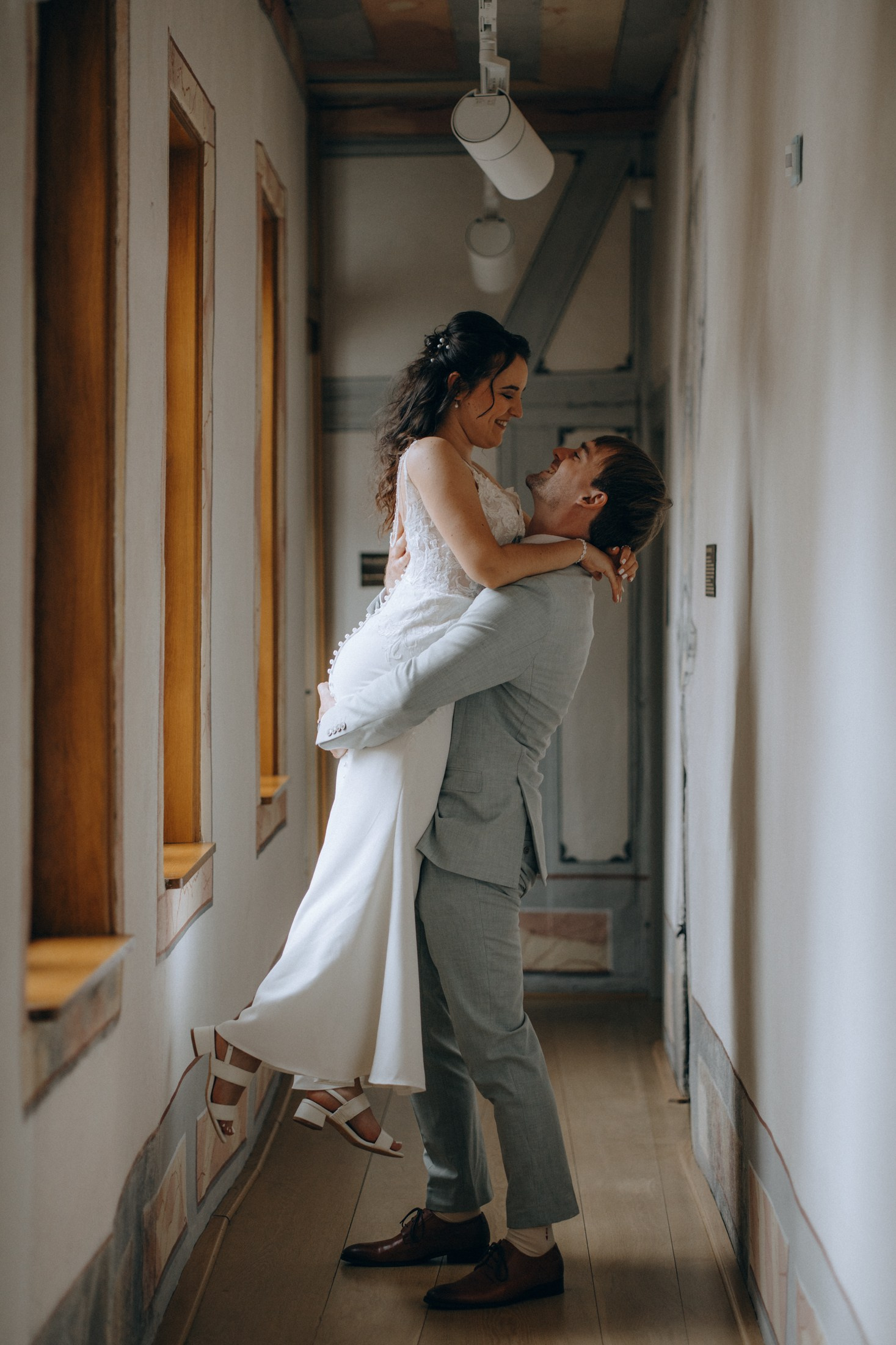 Свадебная фотография — жених держит невесту на руках, утро свадьбы