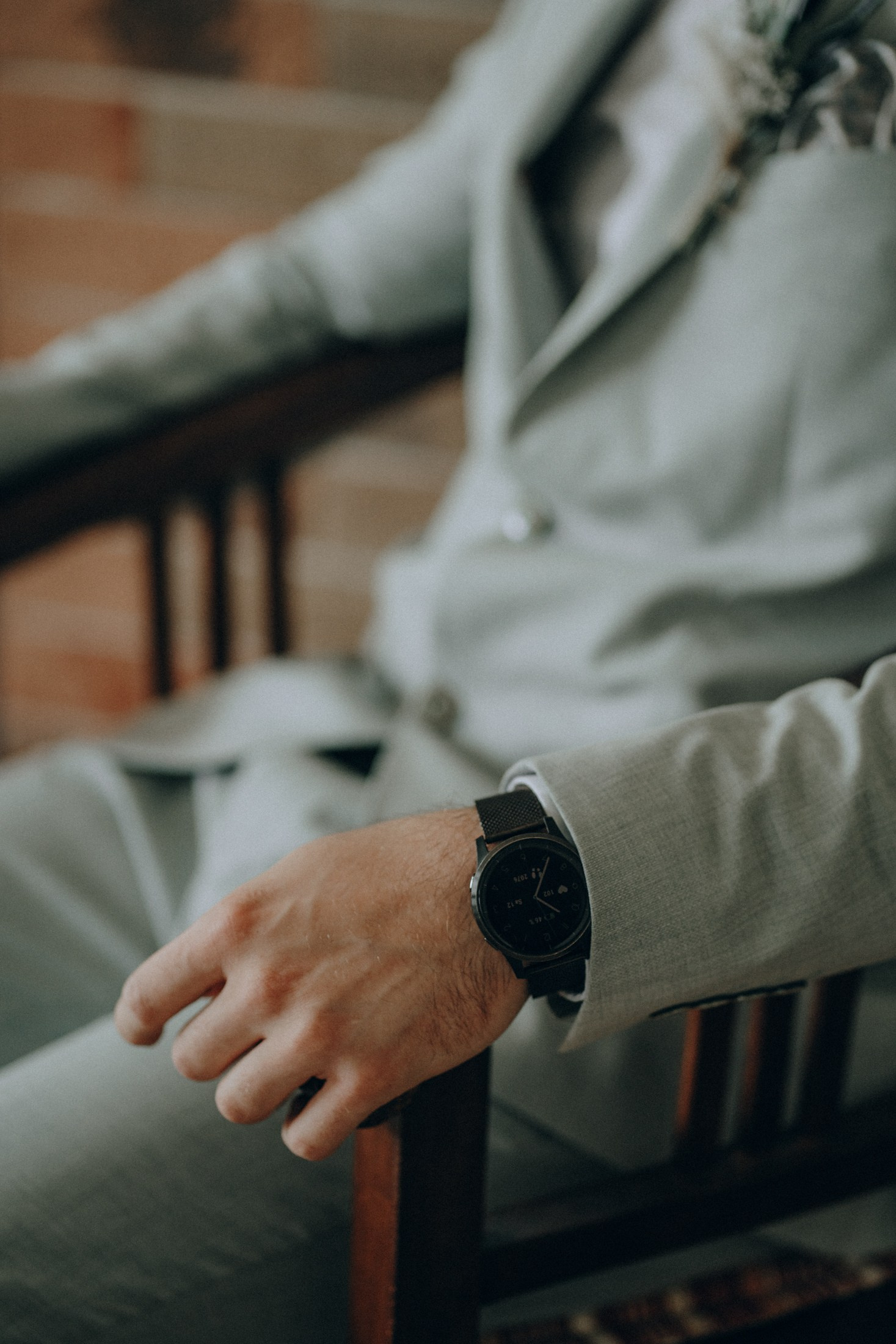 Свадебная съемка в Дрездене — мужской портрет жениха в интерьере