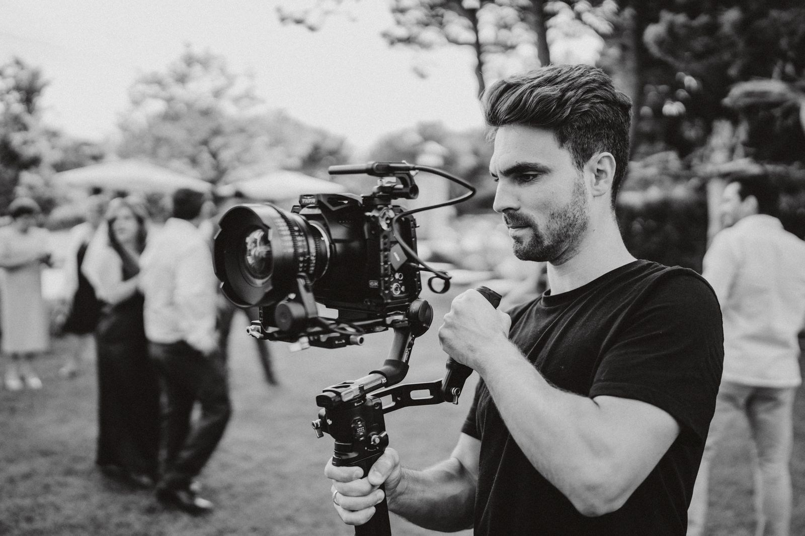 Ricardo da Beyond Creative a filmar na rua com gimbal e Blackmagic 6K Pro, fotografia preto e branco, bastidores de produção.
