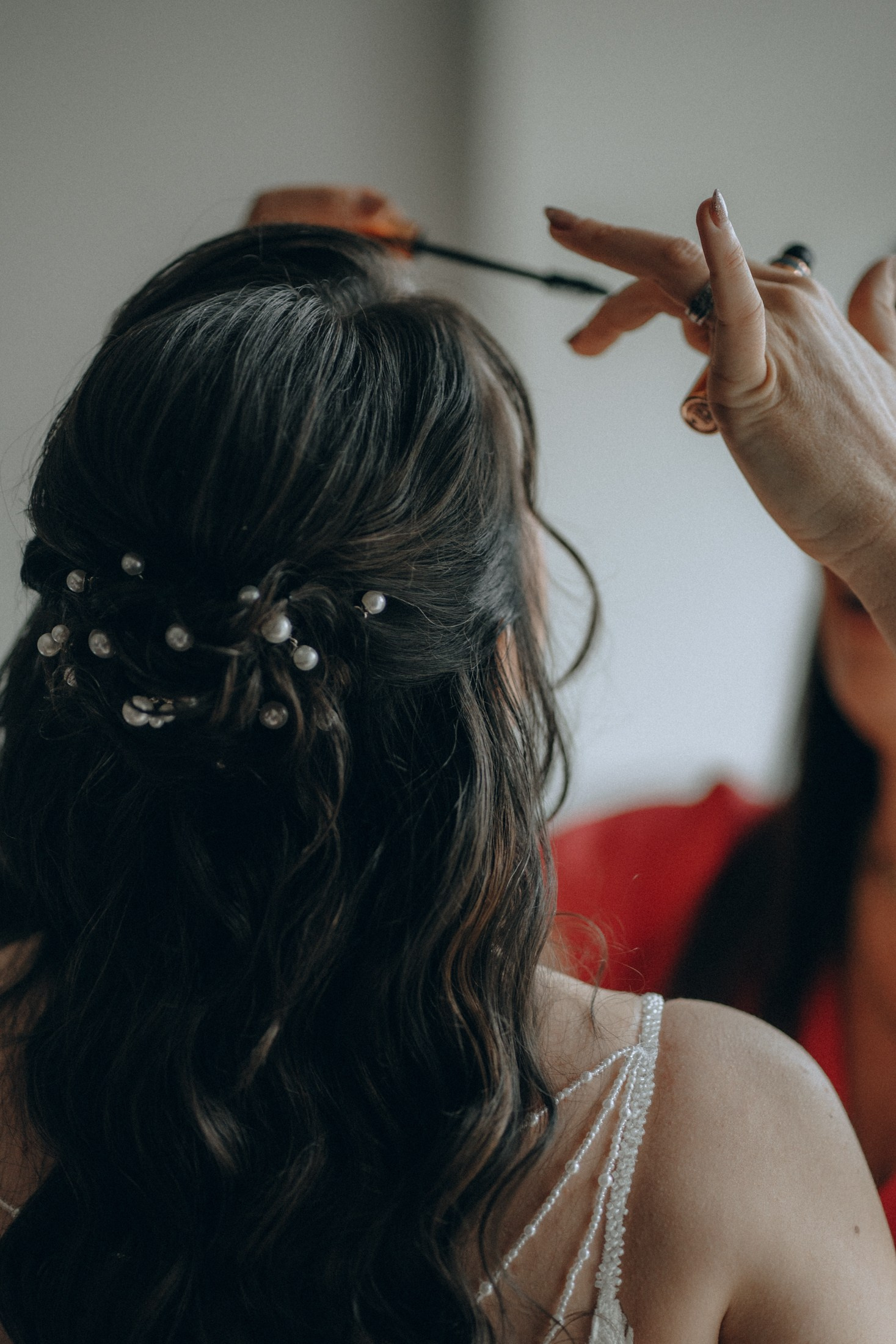 Невеста готовится к свадьбе, делает прическу, сборы невесты