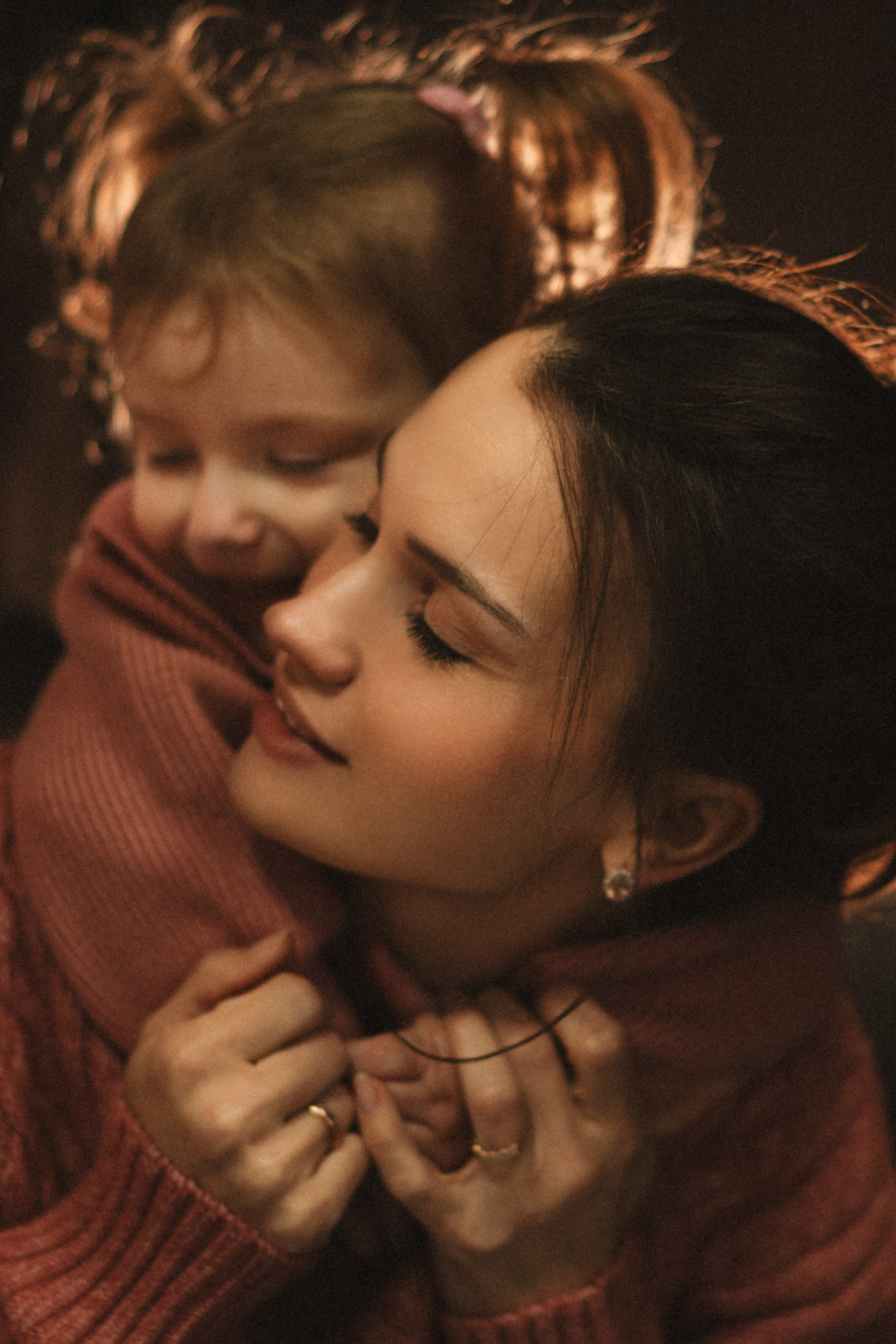 Мама и дочка в объятиях, тёплый свет — эмоциональная семейная фотосессия, фотографии семьи
