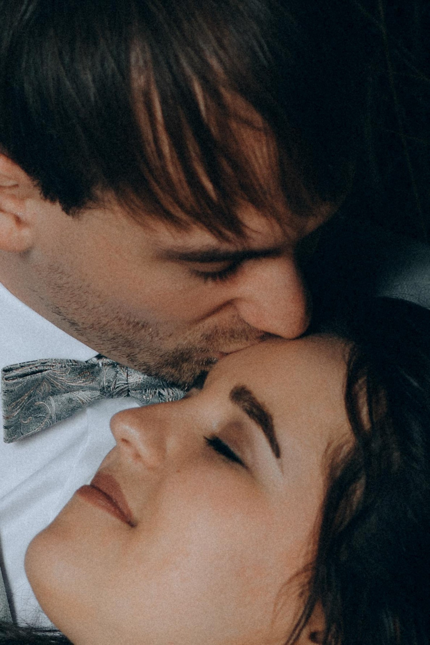 Свадебная фотосессия — жених целует невесту, романтичный момент