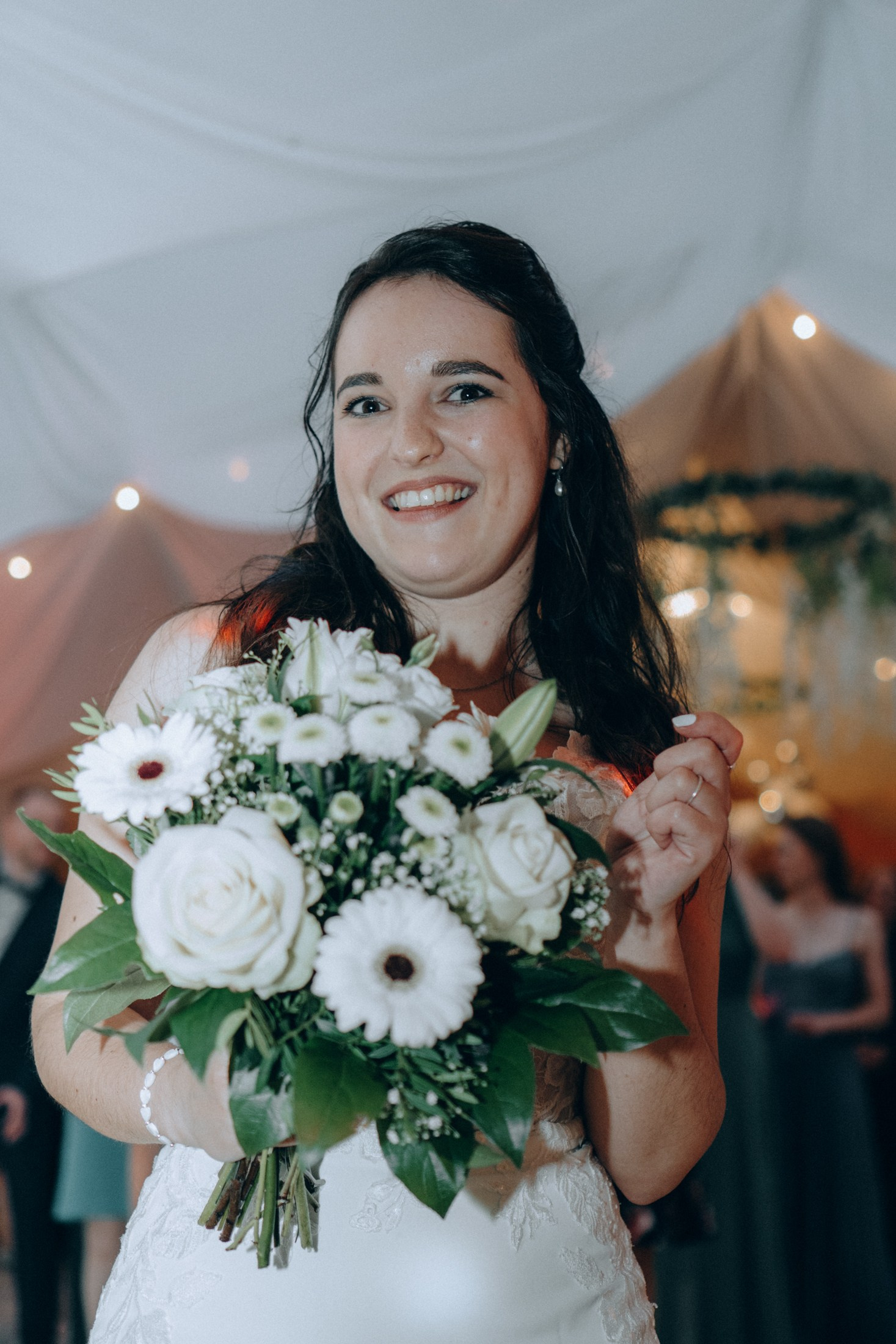 Портрет невесты с букетом на свадьбе — живая атмосфера праздника