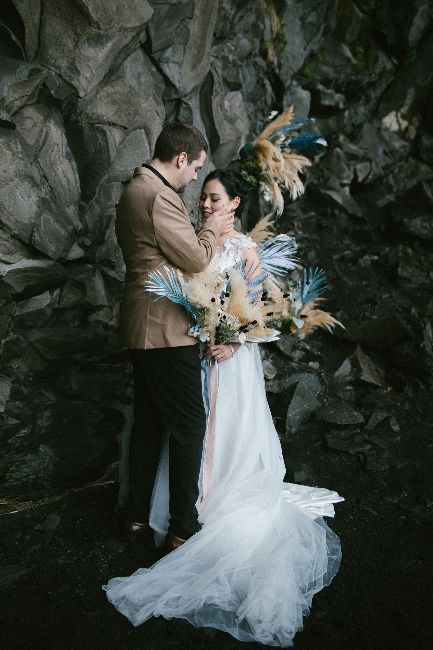 Zärtlicher Moment vor schwarzen Felsen am isländischen Strand