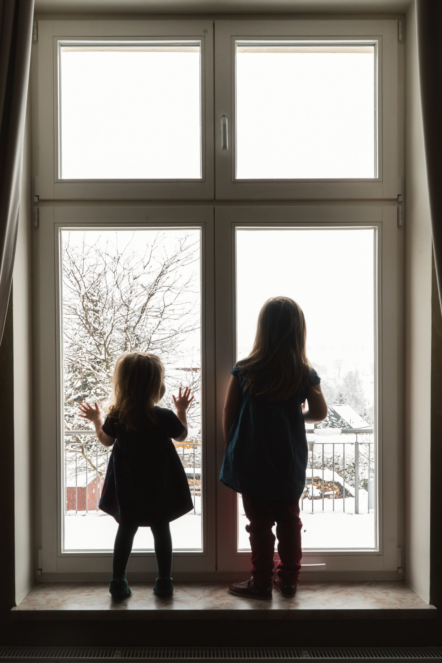 Дети у окна, силуэты в свете — художественная семейная фотосессия, детские фотографии