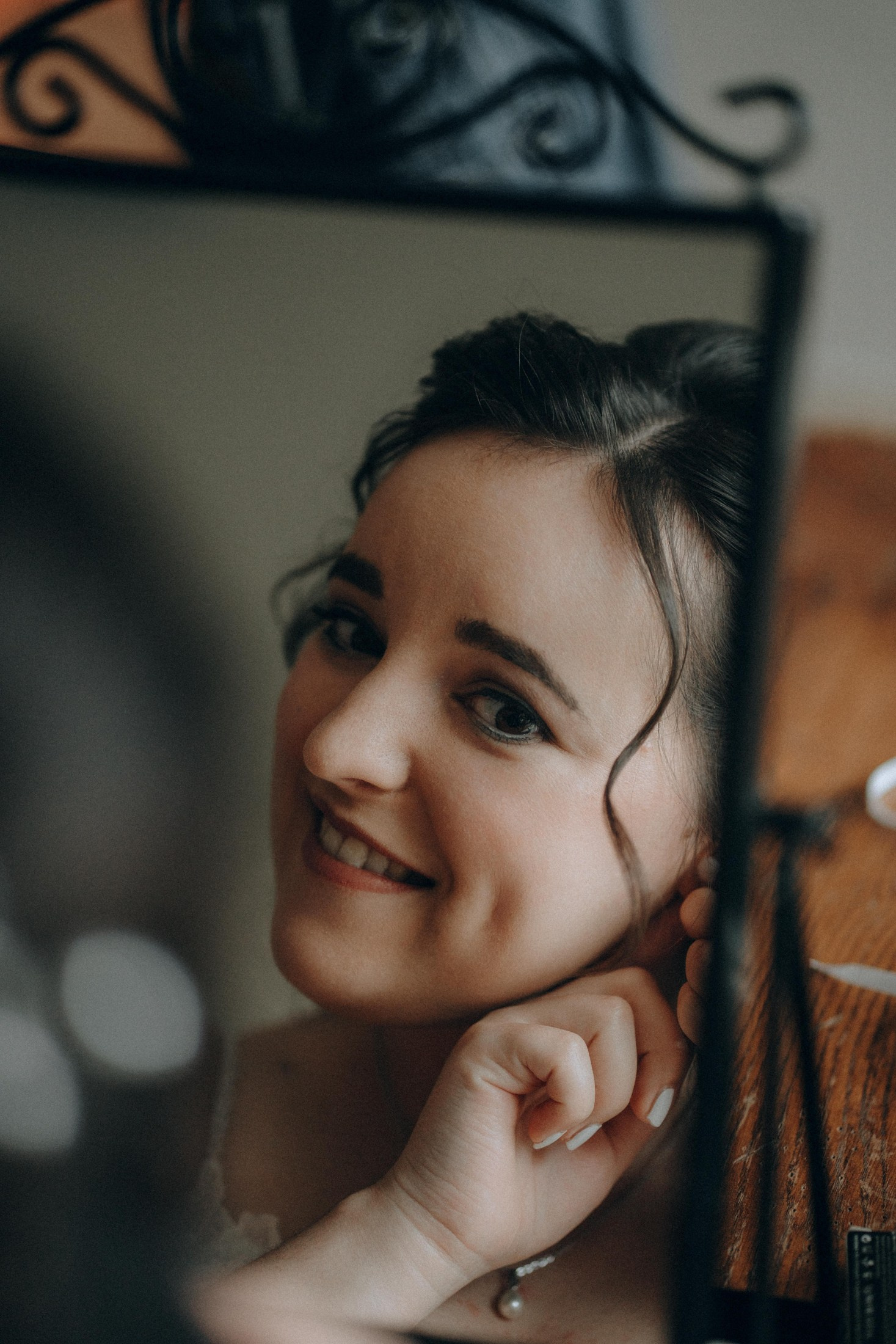 Улыбающаяся невеста во время сборов - свадебный фотограф Дрезден