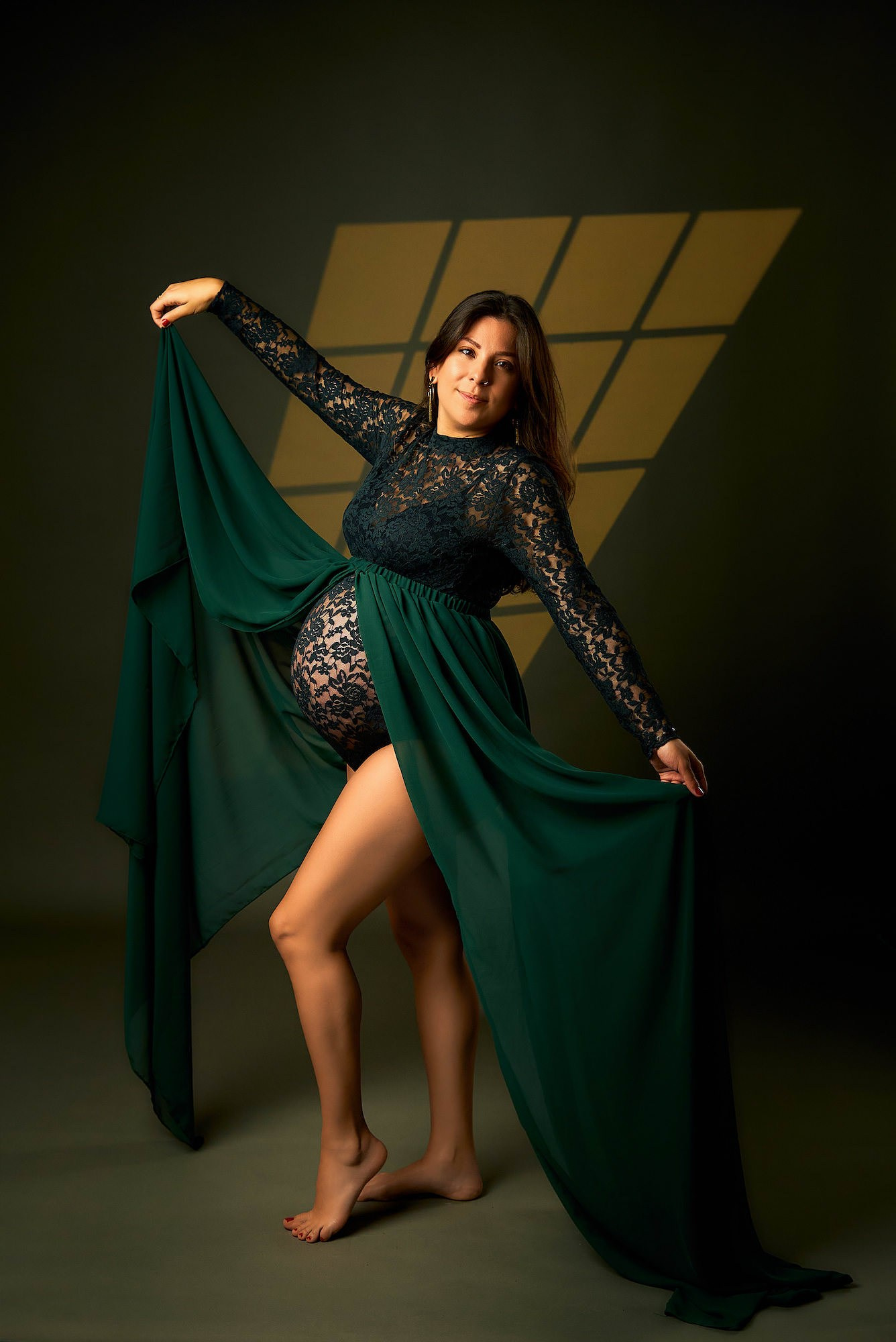 Fotografía de embarazo en Tenerife con vestido largo