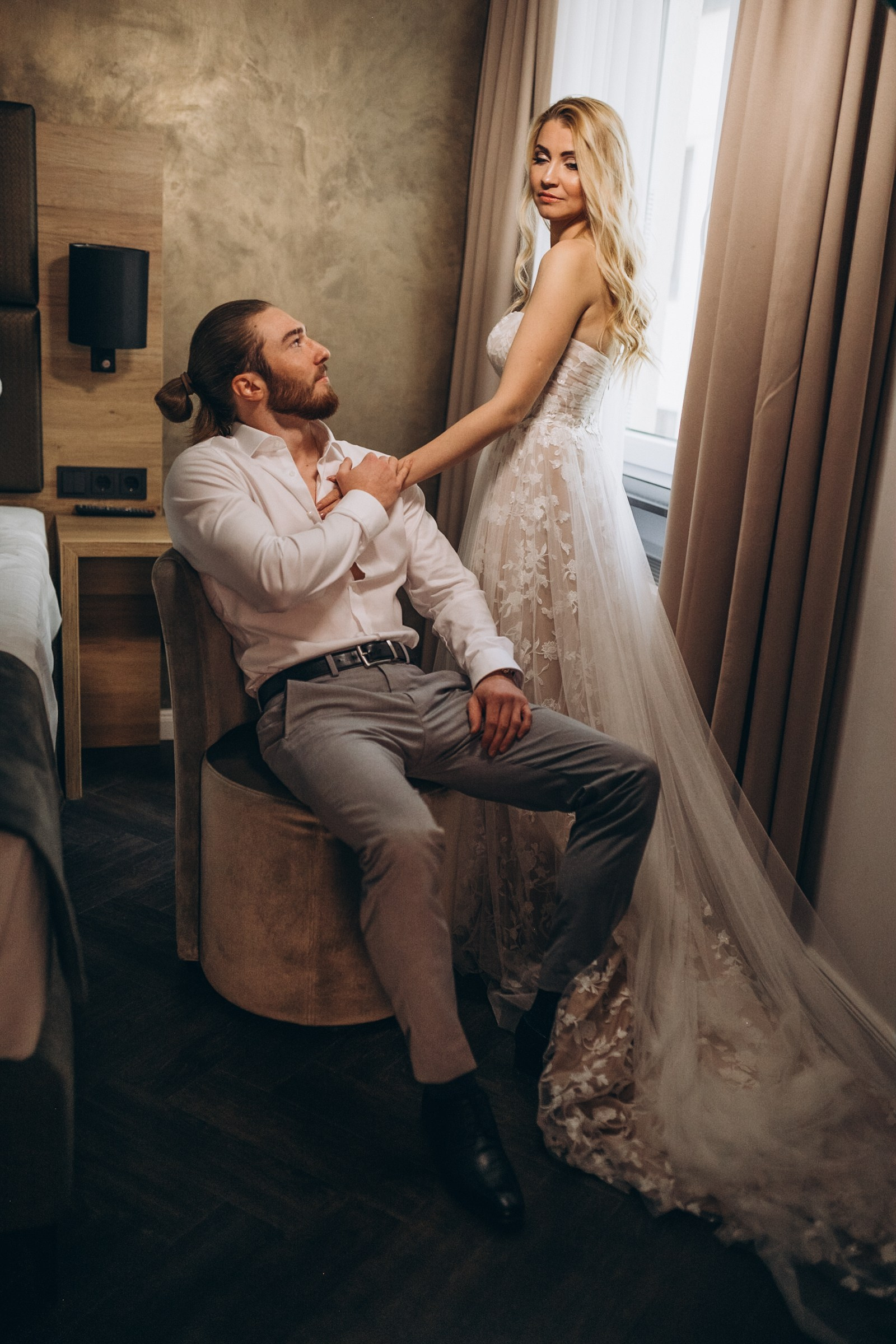 Lächelndes Brautpaar – intime und authentische Hochzeitsmomente.