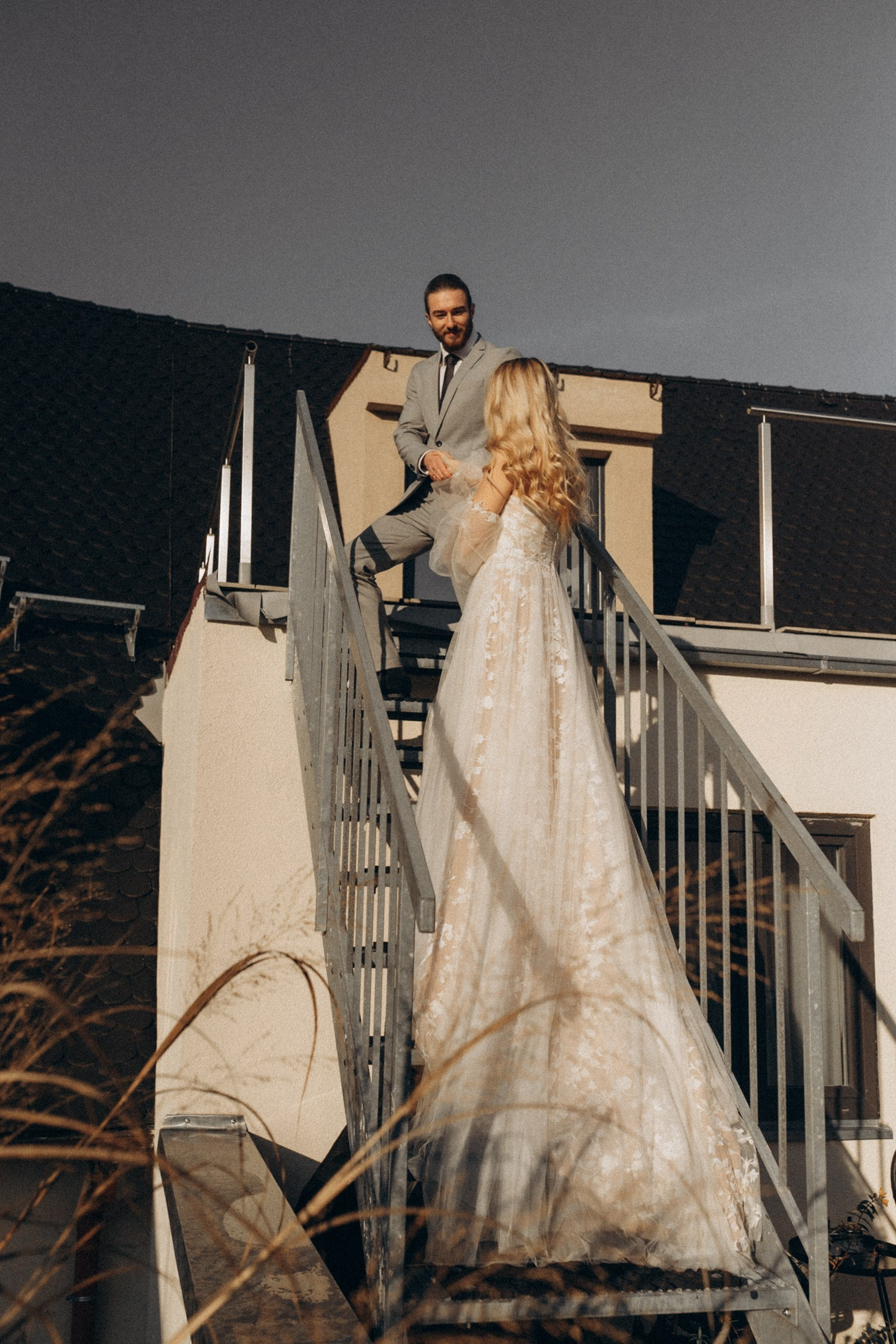 Emotionale Hochzeitsreportage – Brautpaar beim ersten Blick aufeinander.