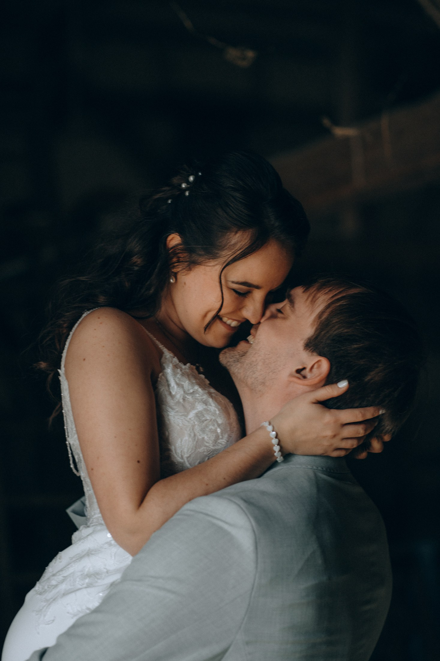 Романтичная свадебная фотография — объятия жениха и невесты
