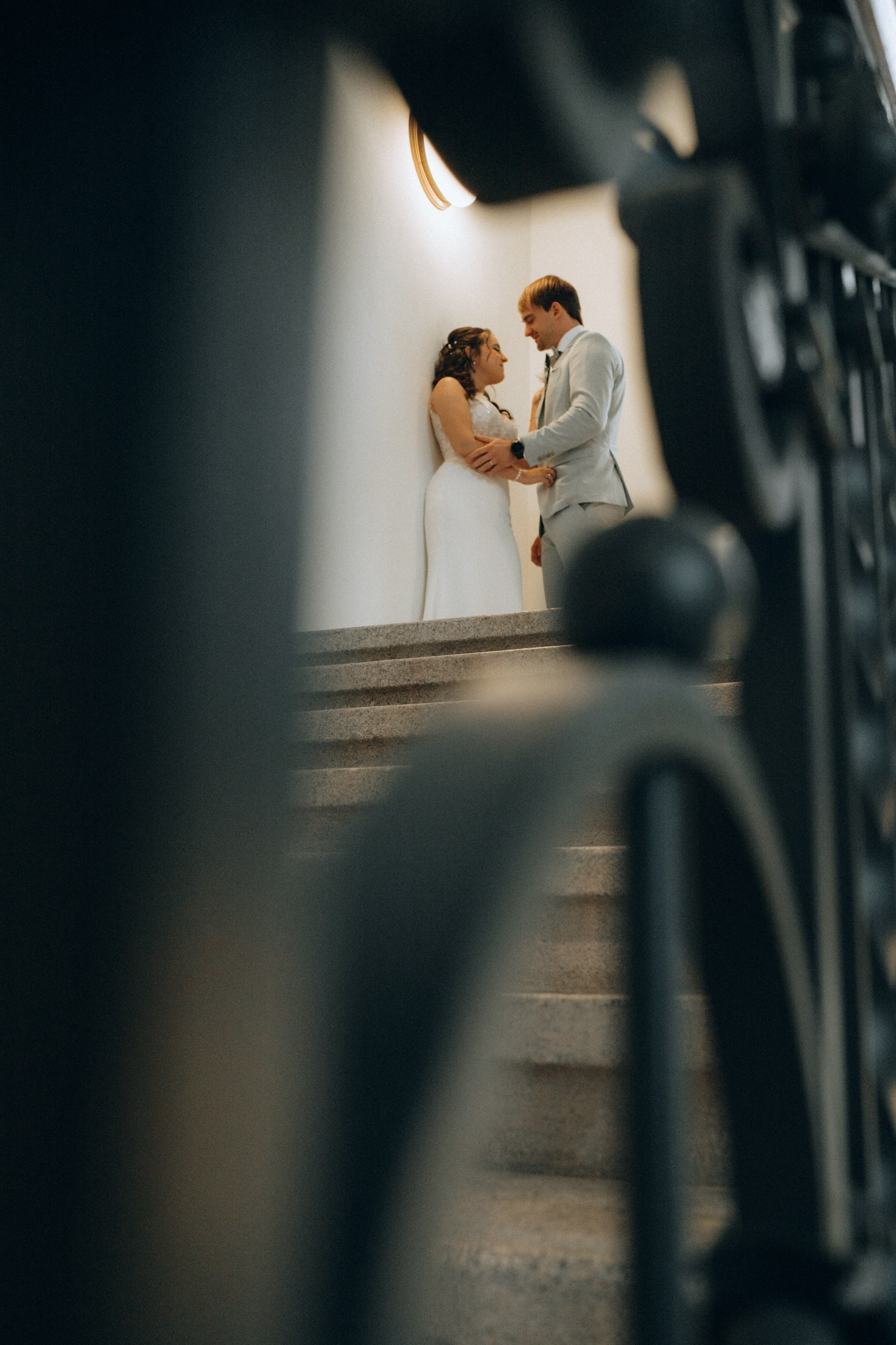 Свадебный день — портрет невесты и жениха на старинной лестнице