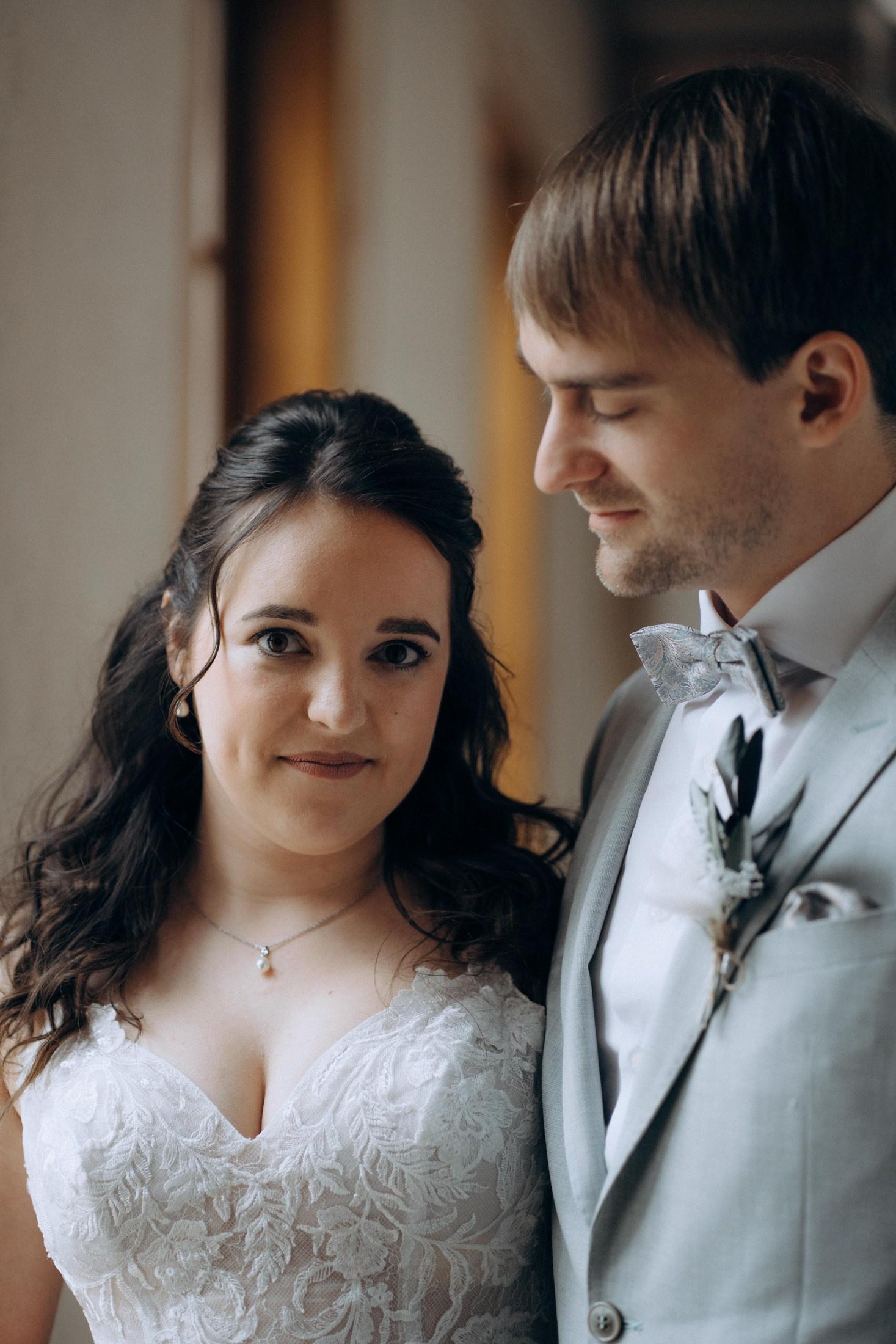 Свадебное фото в Дрездене — жених и невеста готовятся к церемонии