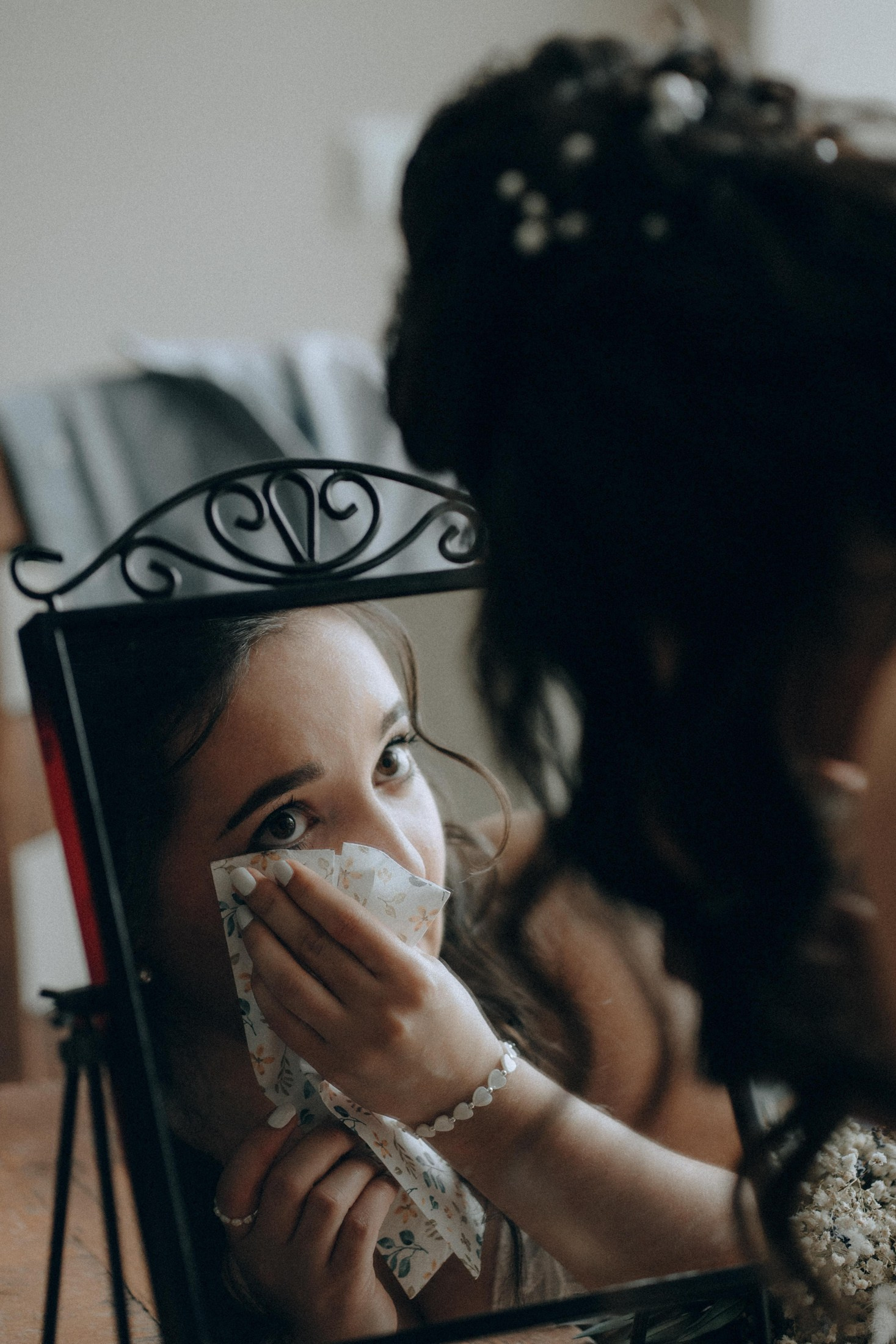 Свадебная фотография — жених и невеста обнимаются, трогательный момент Дрезден