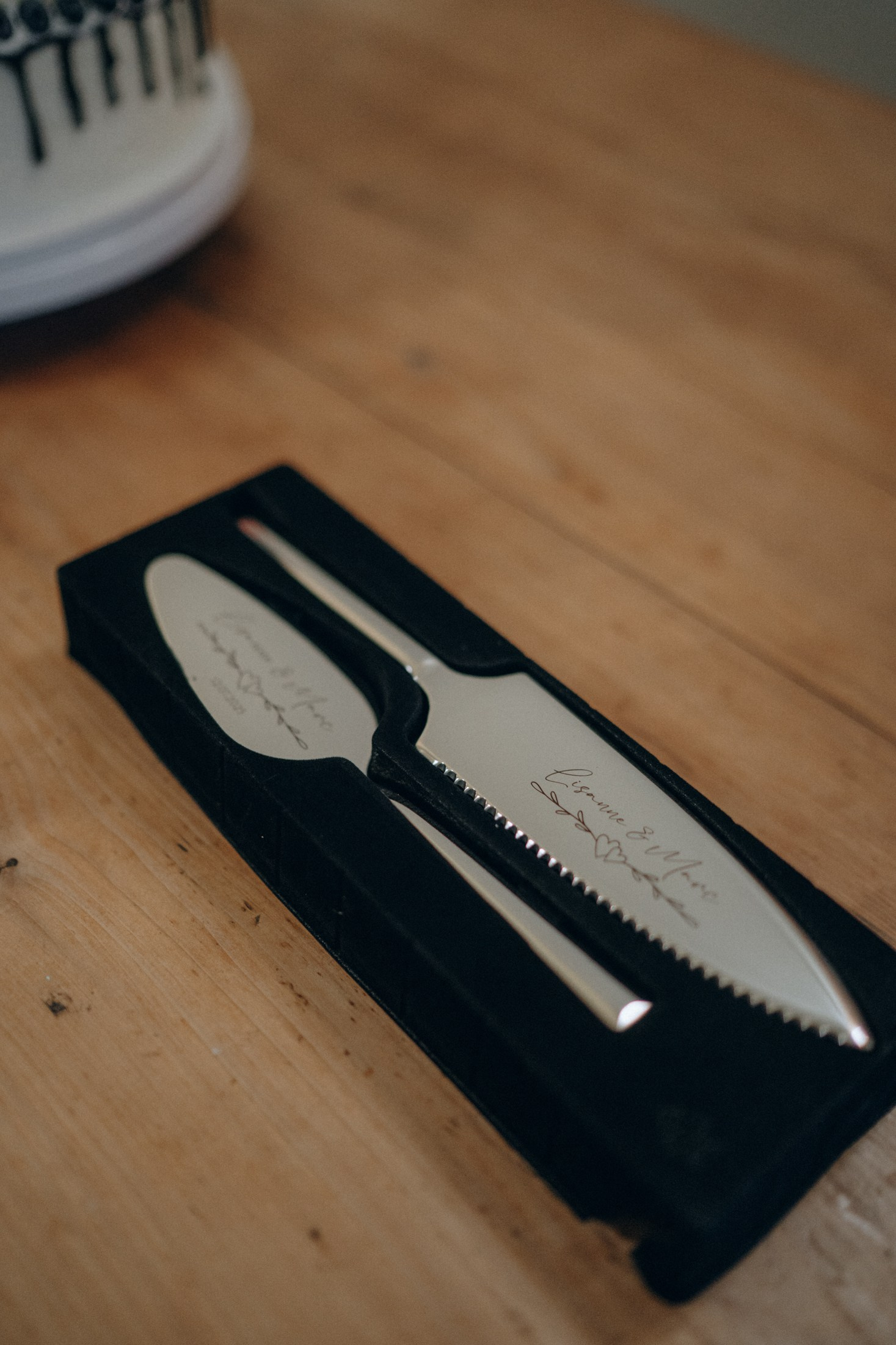 Свадебная фотография — аксессуары для свадебного торта на деревянной поверхности