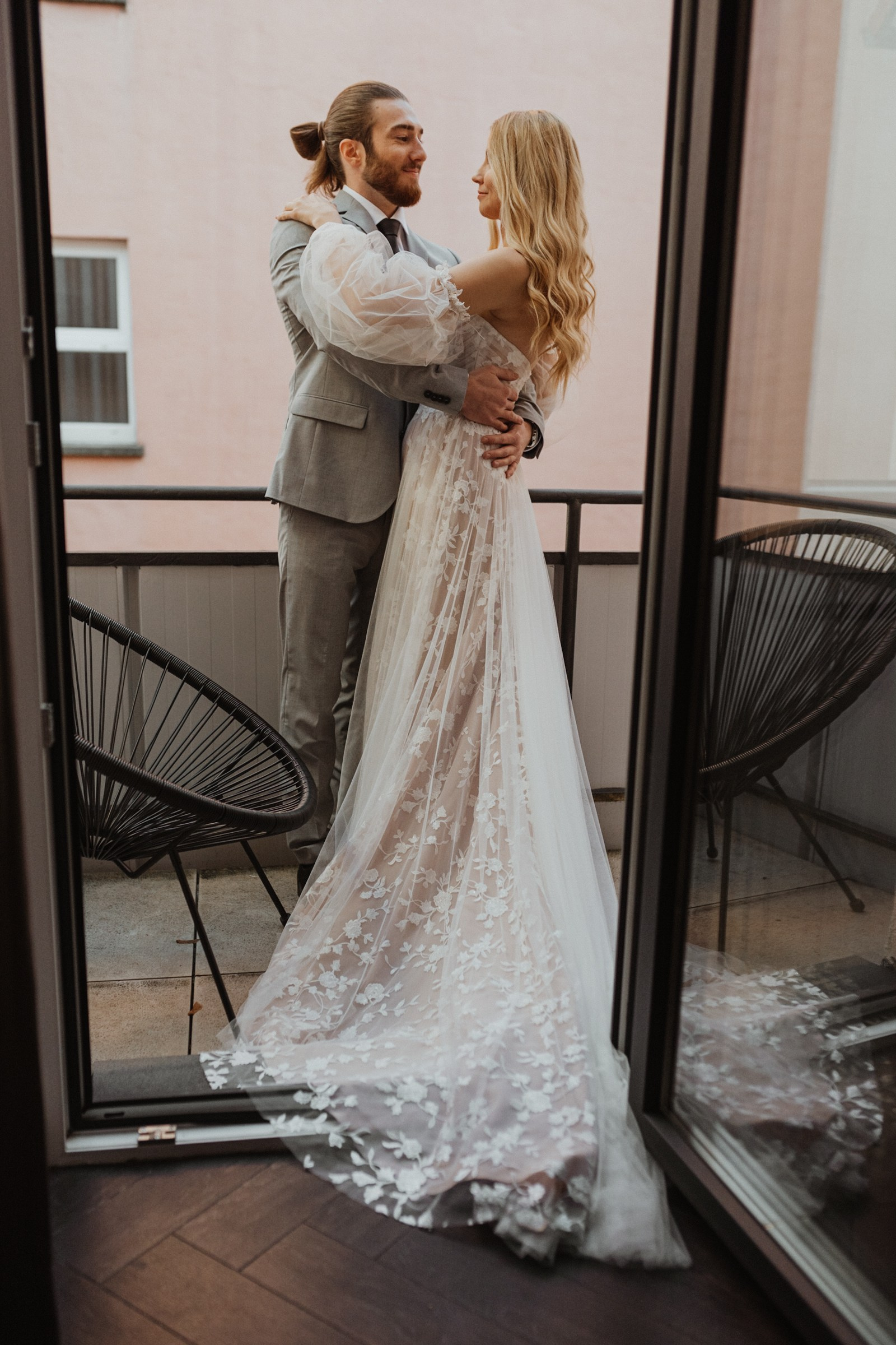 Romantischer Moment beim Hochzeitstanz – Hochzeitsfotografie in Würzburg