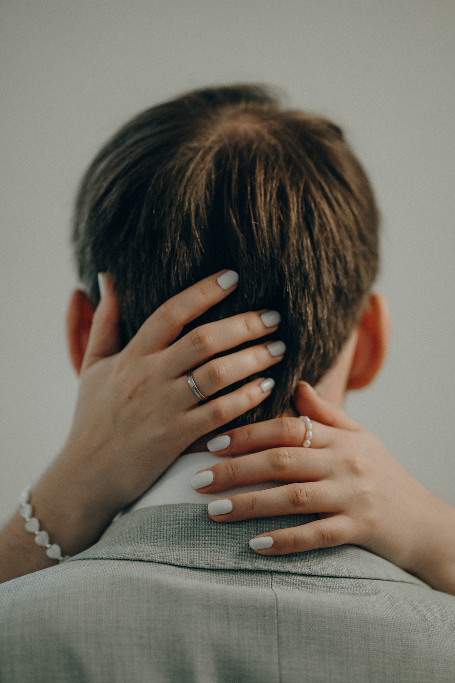 Свадебное фото в Дрездене — невеста обнимает жениха за шею