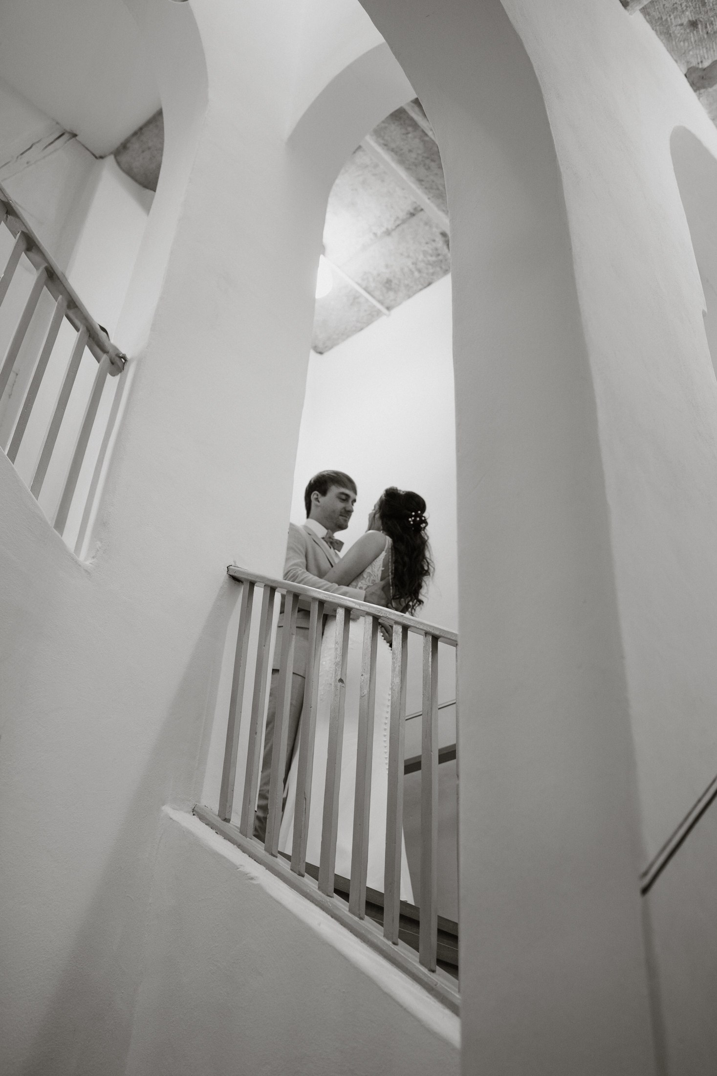 Свадебная фотосессия в Дрездене — невеста и жених на лестнице