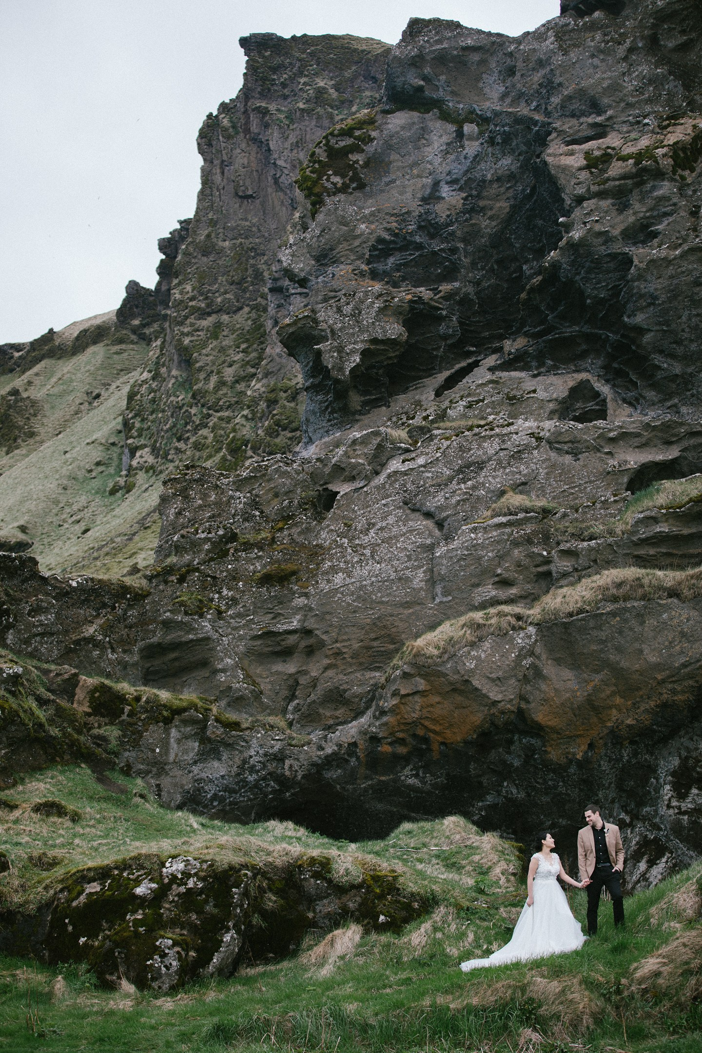 Brautpaar vor massiven Felsen – Island Elopement mit Charakter