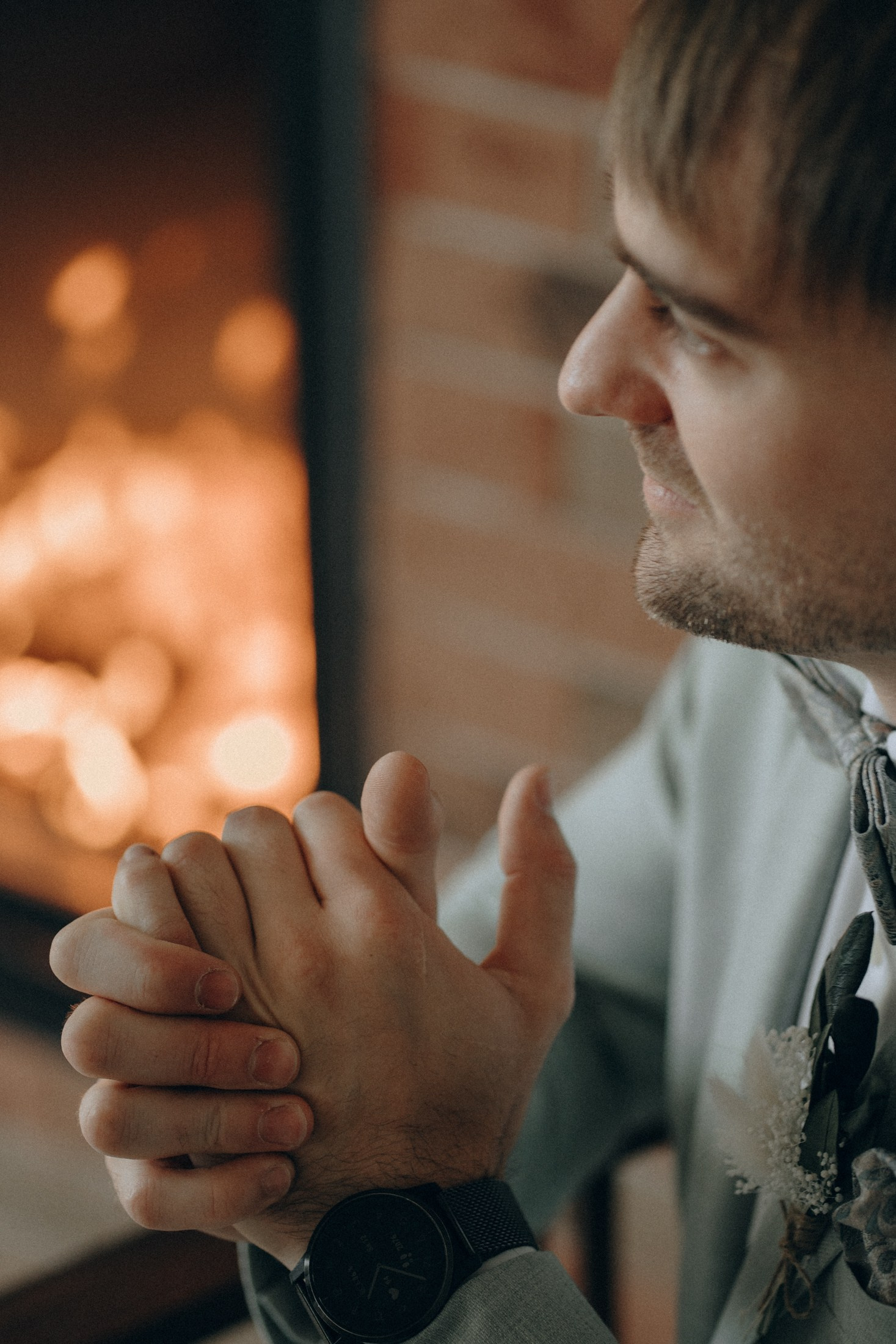 Подготовка жениха к свадьбе в Дрездене — атмосферные детали в огнях камина