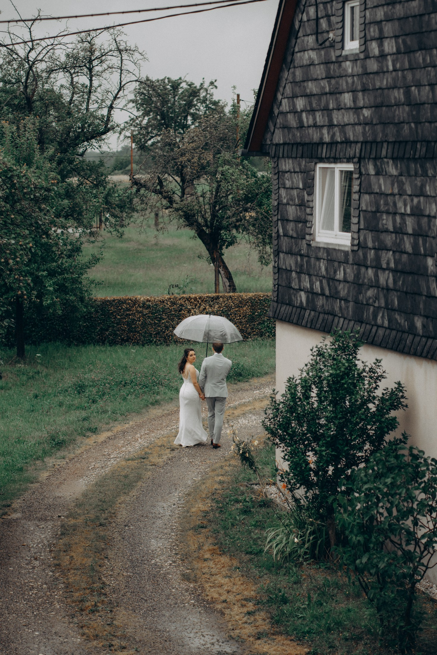 Свадебное фото — прогулка пары по улице старинного города