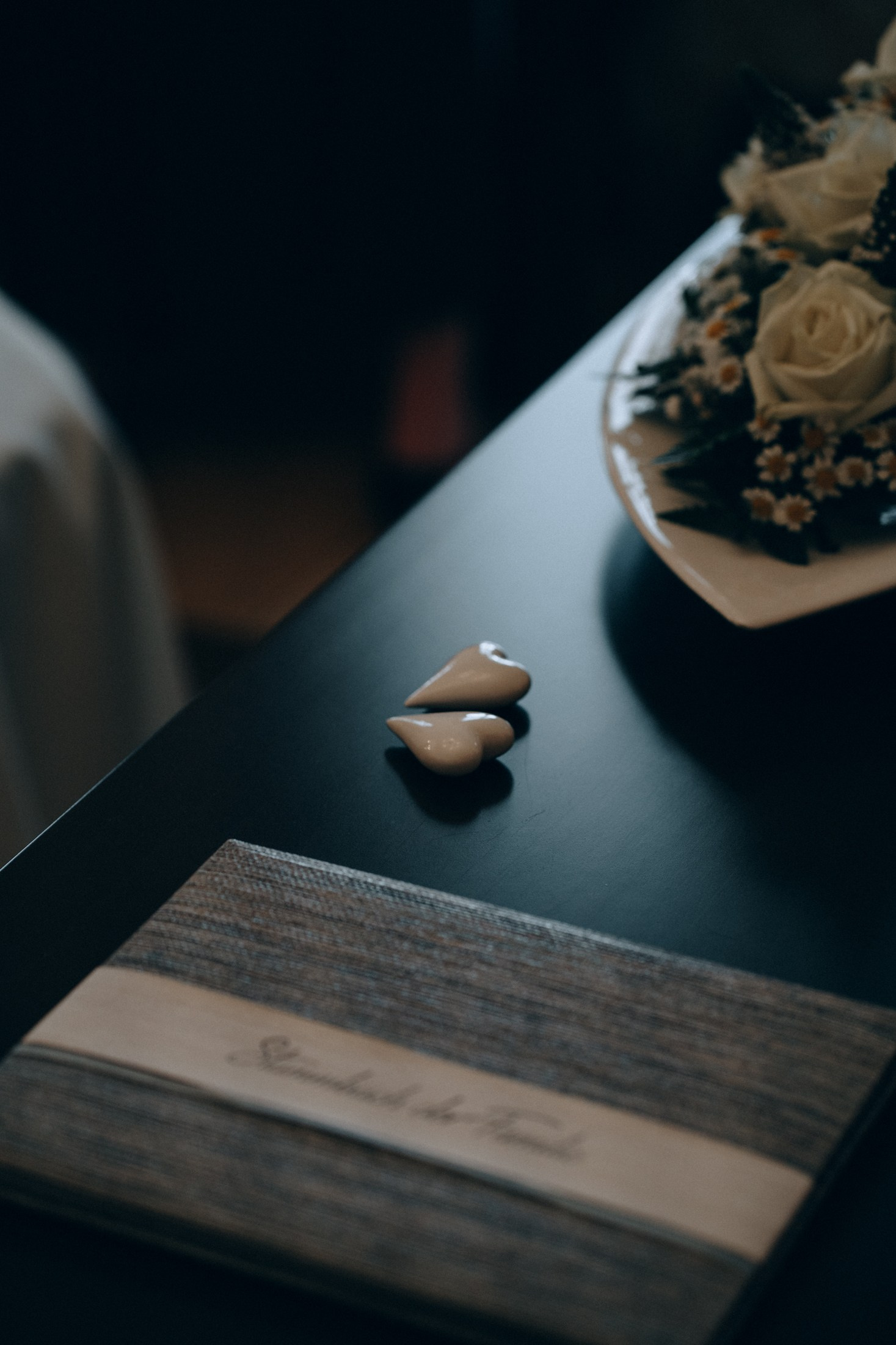 Детали свадьбы — кольца на подушечке, стильное фото