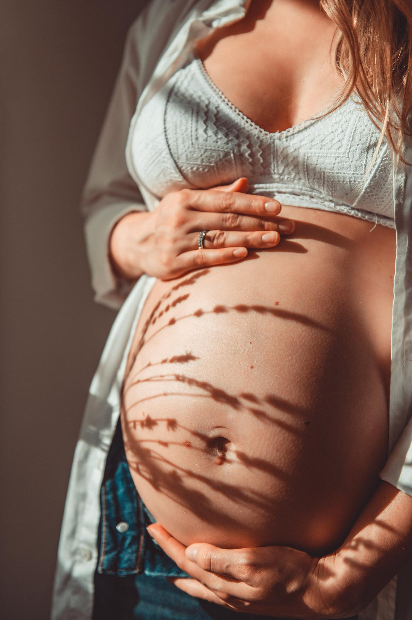 Schwangerschaftsfotografie I Babybauch I Fotografin Lily Walter Regensburg I München. Lily Walter | Hochzeitsfotografin Regensburg | München