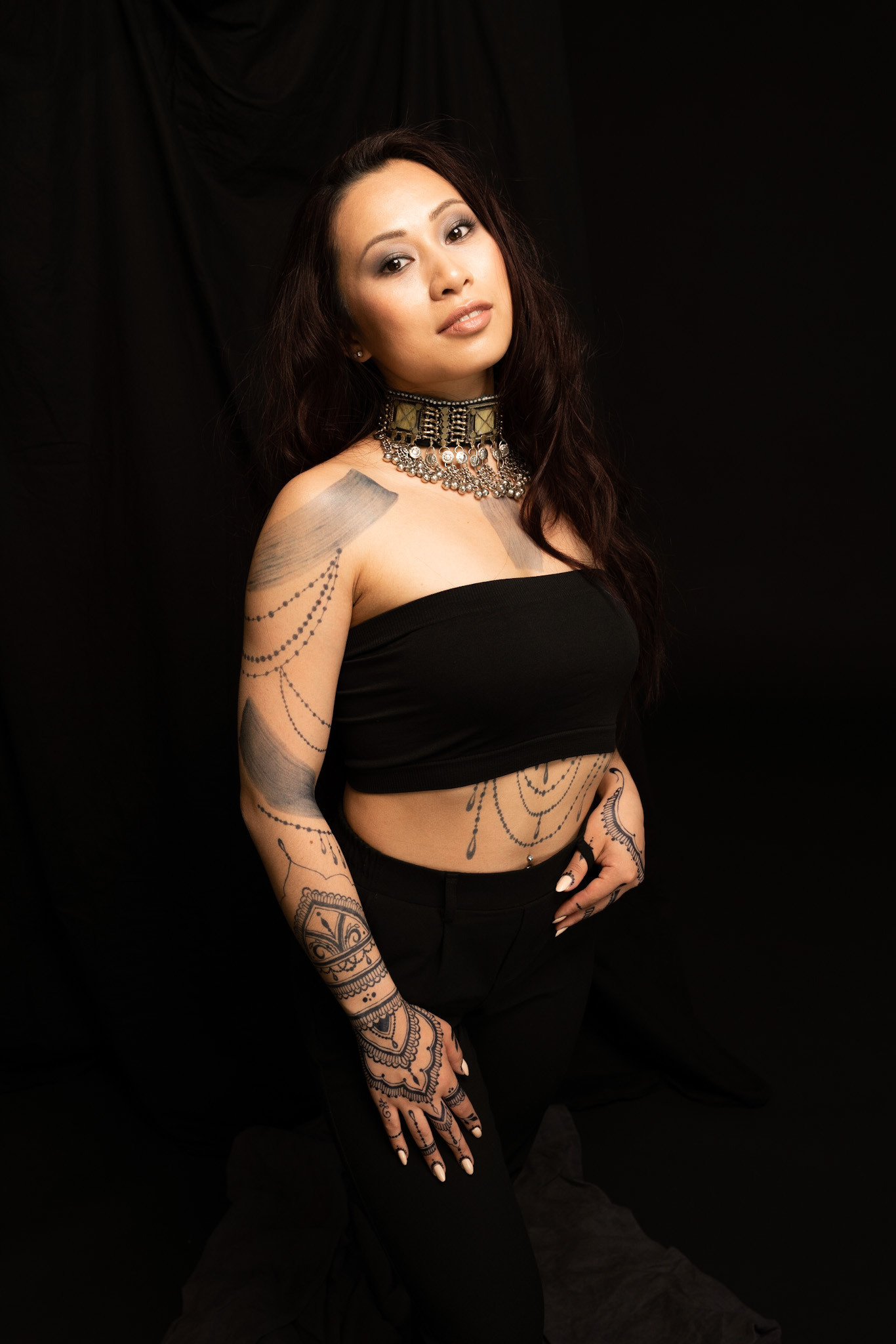 jagua tattoo on the shoulders and arms in a photostudio in Cologne