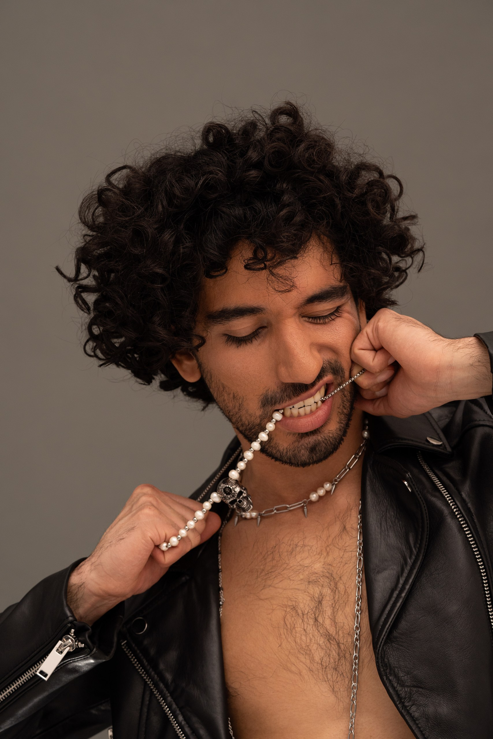 Imagen de pendientes de rubí en fondo negro