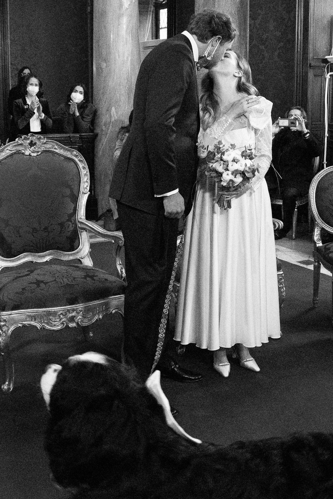 A couple kissing in the historic Sala Rossa at Campidoglio.