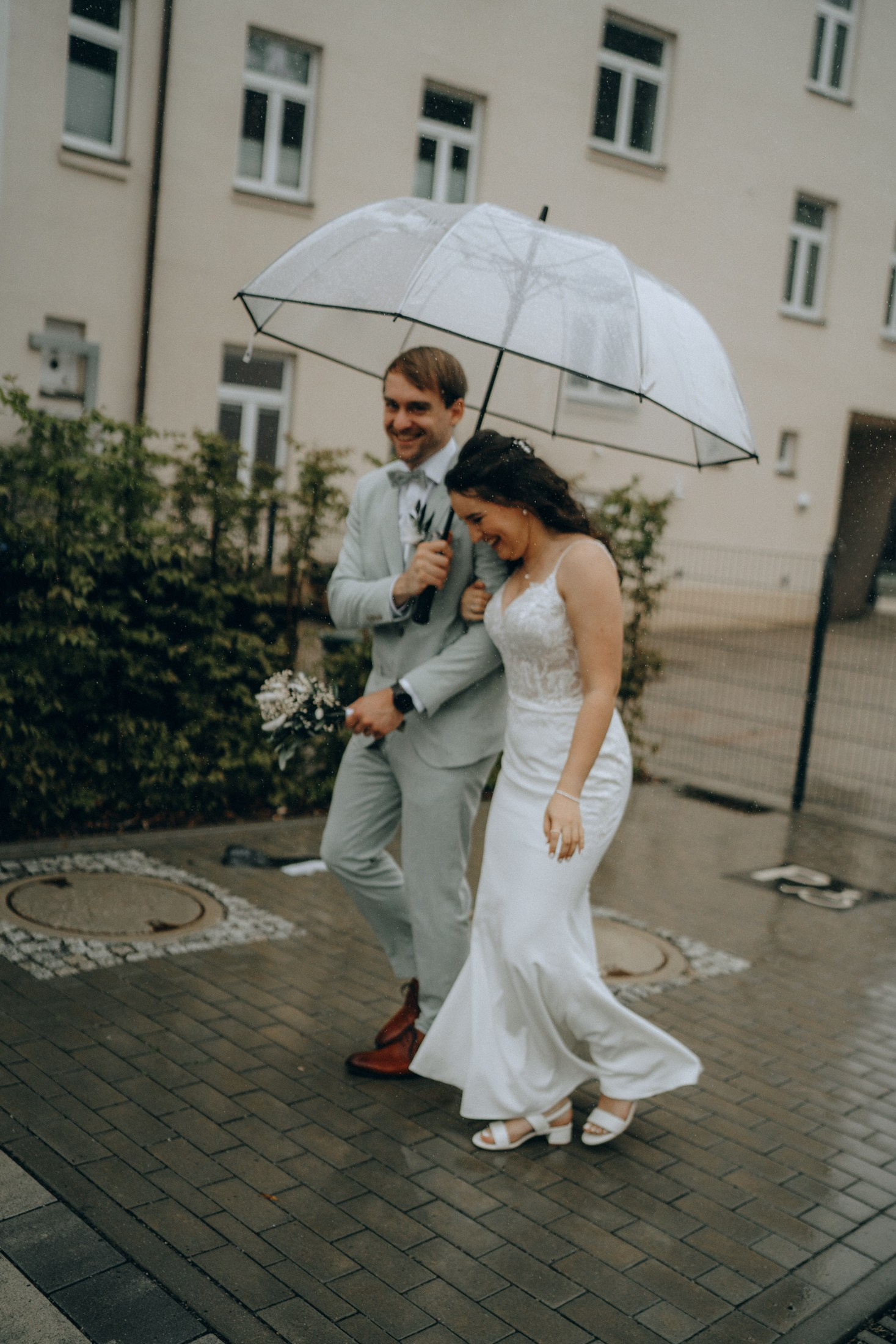 Свадьба в Дрездене — жених и невеста бегут под дождем