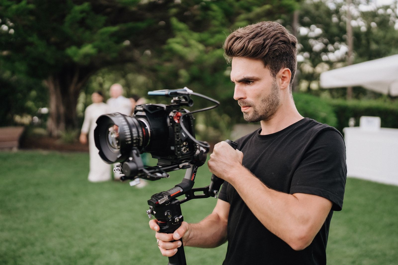 Bastidores de gravação da Beyond Creative na rua, Ricardo a usar gimbal e Blackmagic 6K Pro, fotografia a cores.