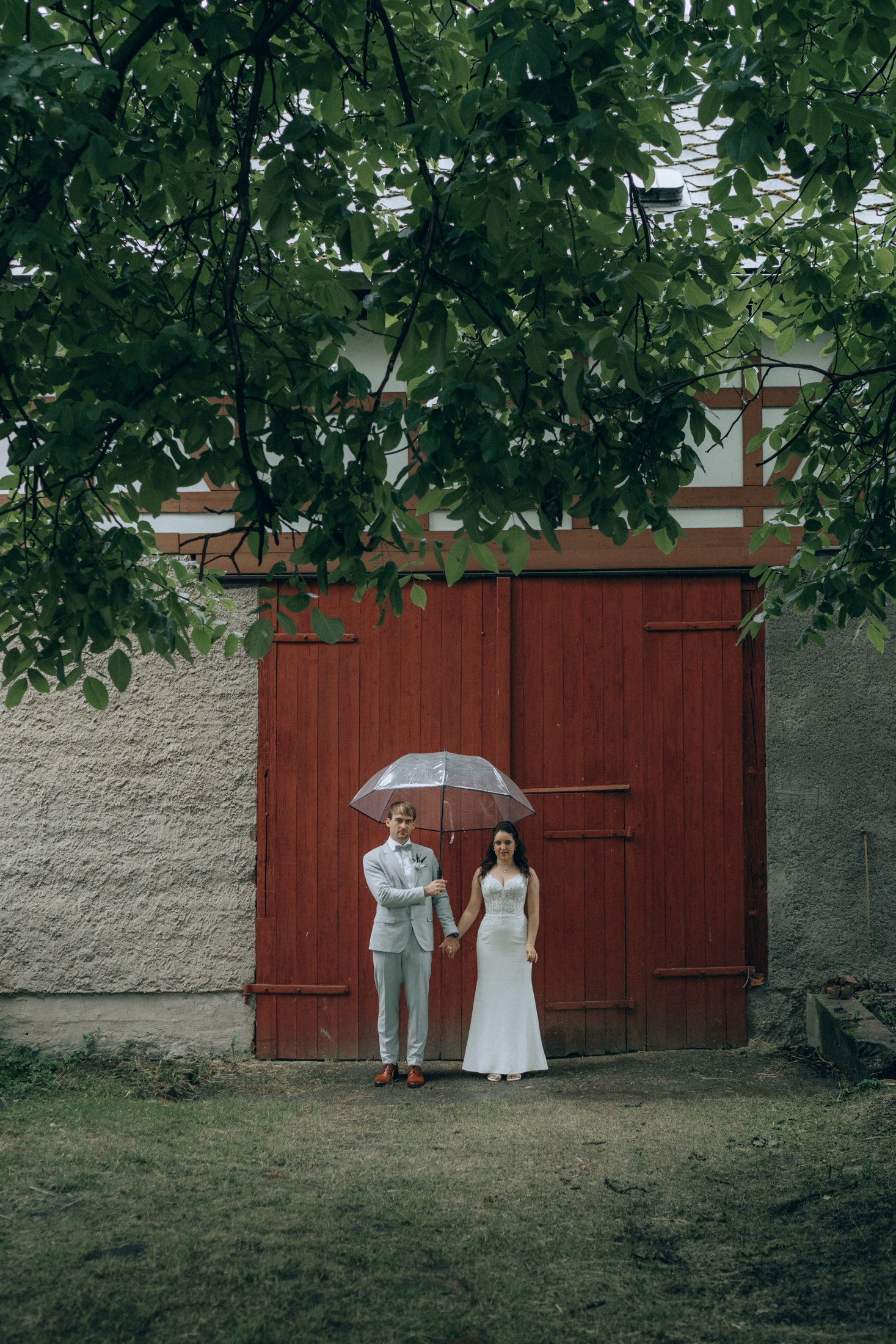Свадебная фотосессия в Дрездене — невеста и жених у старинной арки