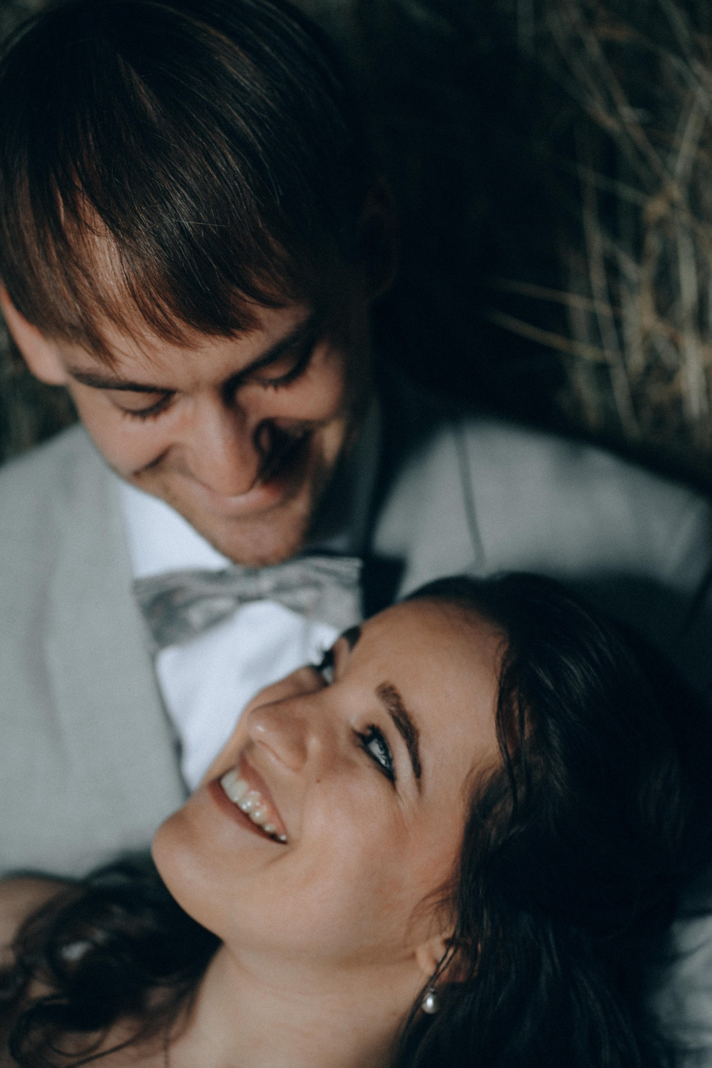 Эмоциональное свадебное фото — жених и невеста улыбаются друг другу