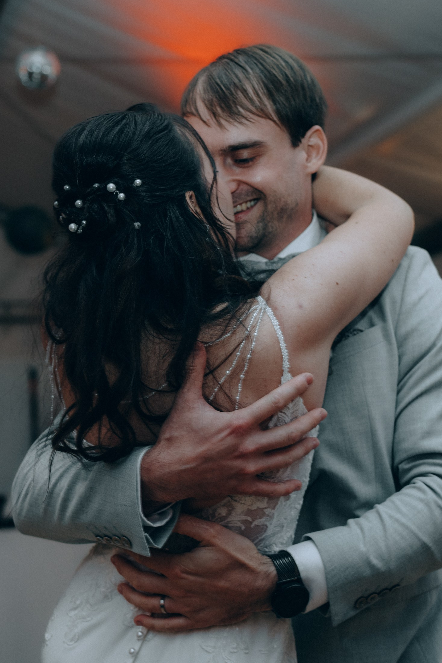 Нежный портрет пары в объятиях — свадебная фотография с эмоциями 