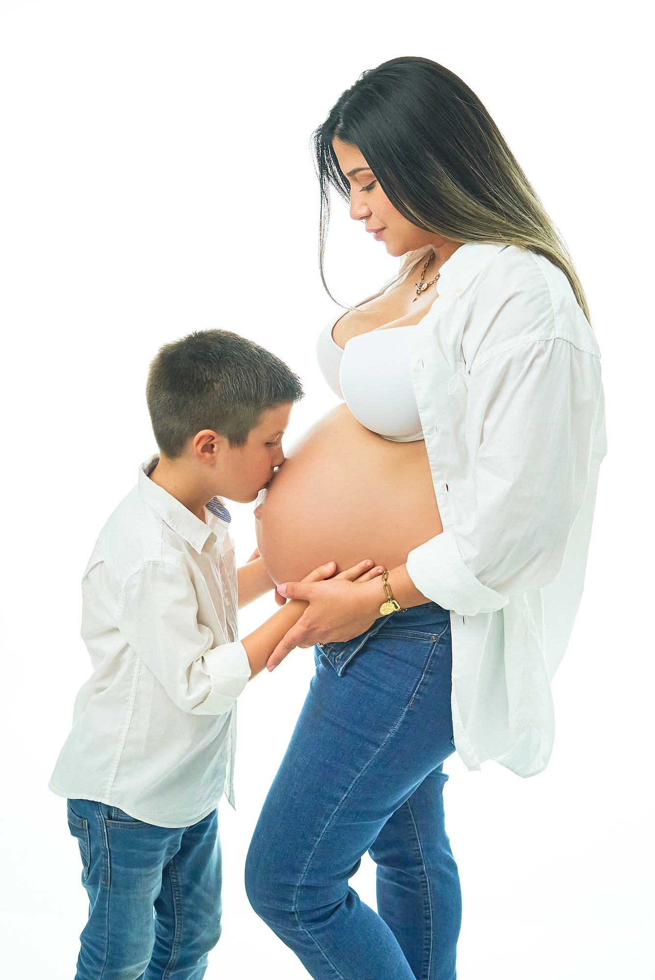 Hermanito besando la barriga de mamá durante sesión de embarazo en Tenerife