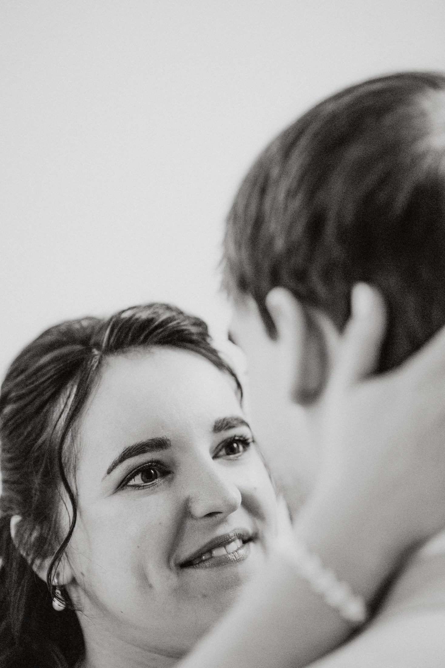 Свадебная фотография — пара улыбается и наслаждается моментом