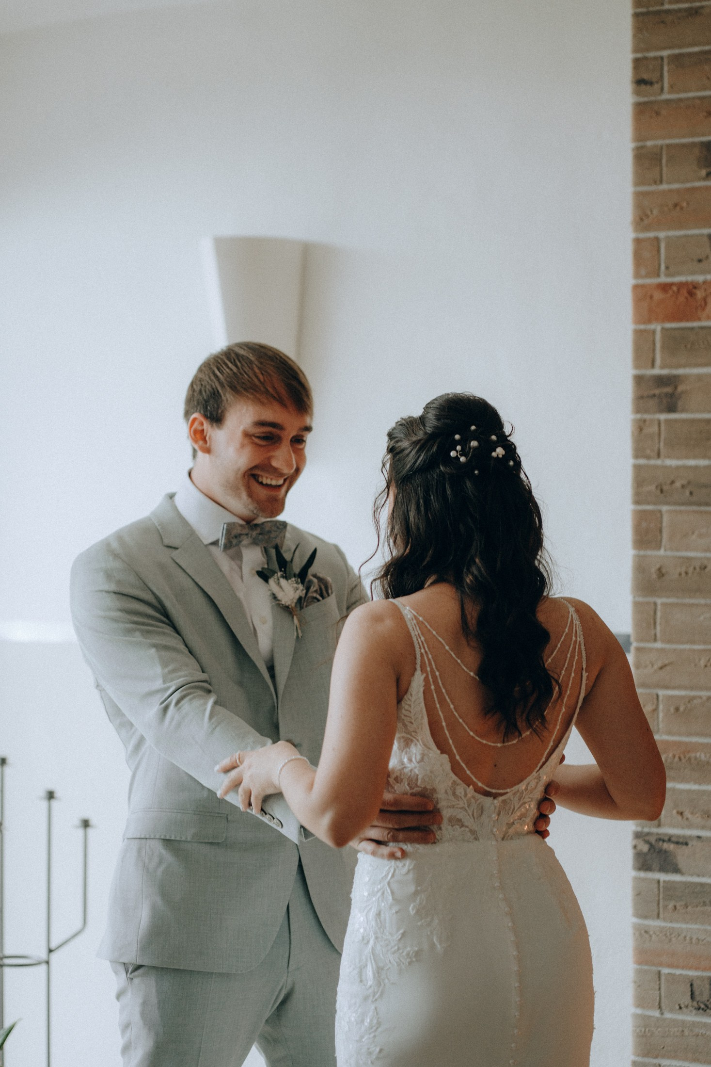 Свадебный фотограф Дрезден — пара готовится к церемонии дома