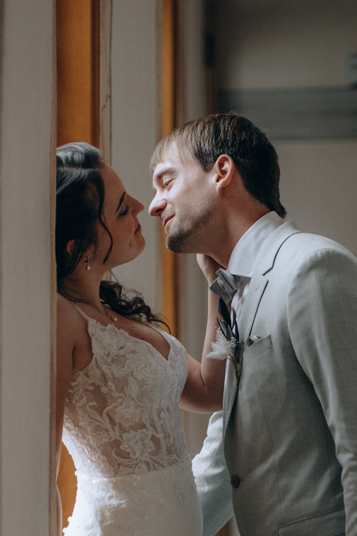 Свадебная фотосессия — нежный поцелуй пары перед свадьбой