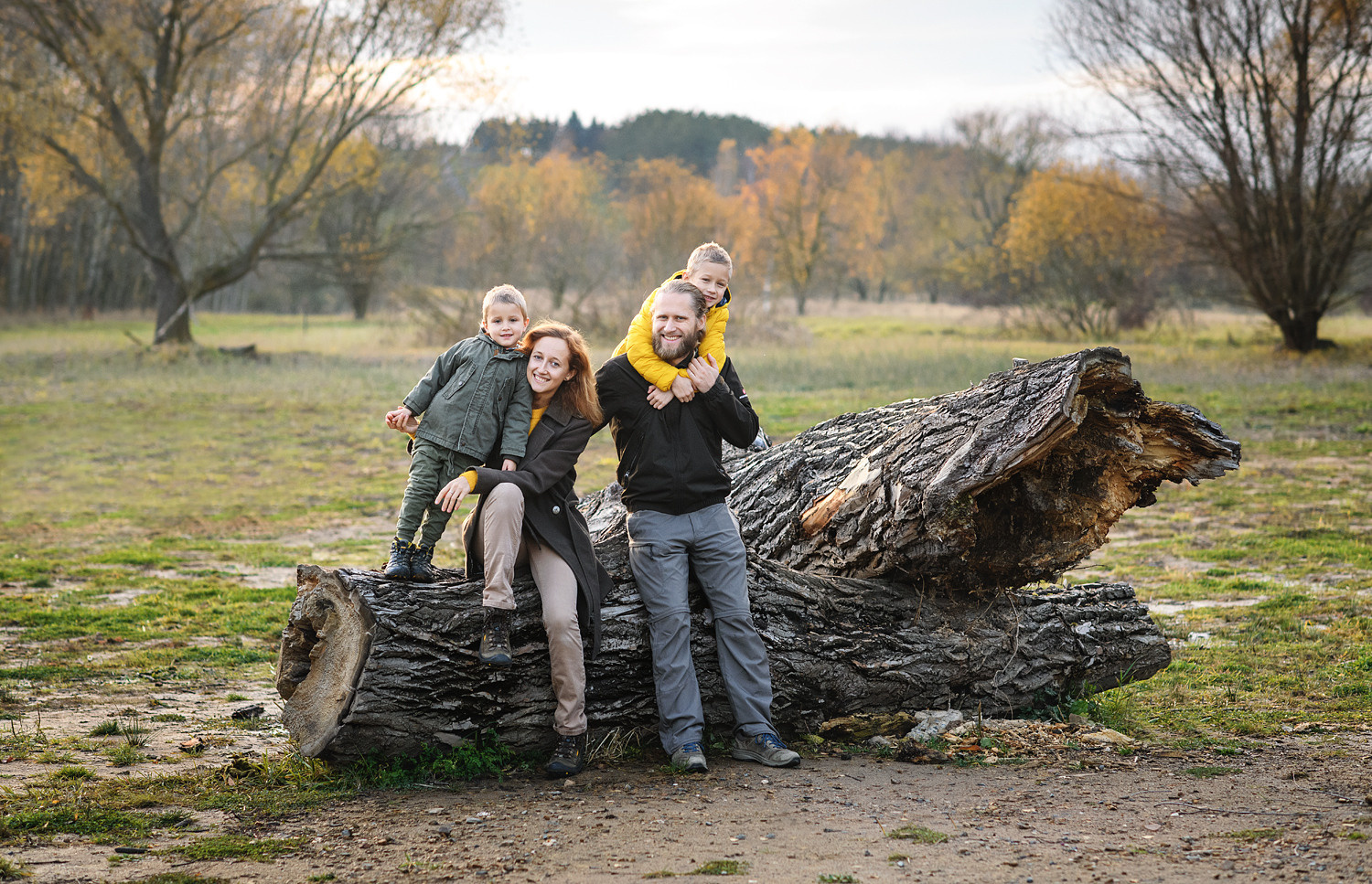 Анна с семьей в парке. Rodinný a svatební fotograf v Praze