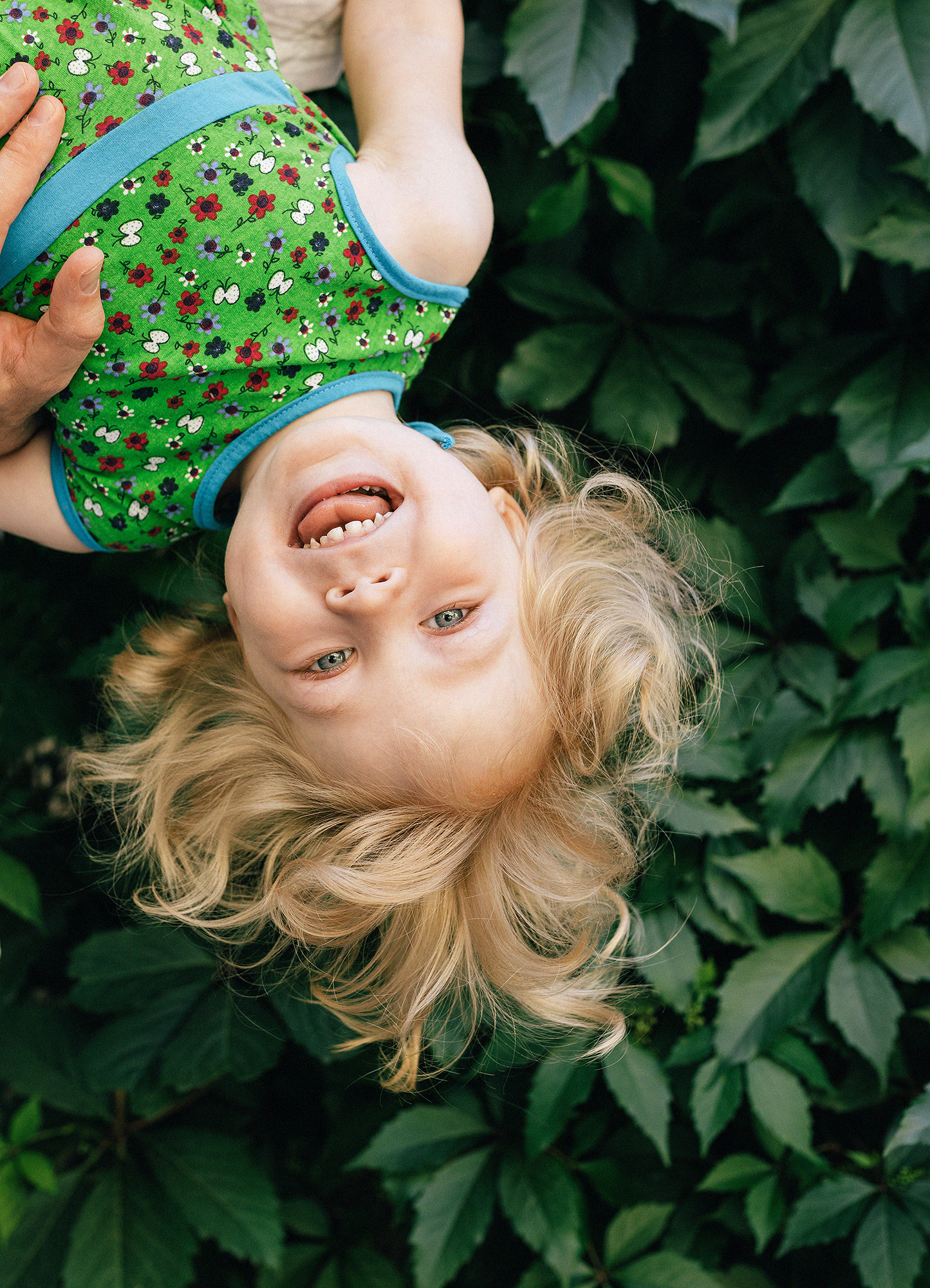 Анна с семьей в парке. Rodinný a svatební fotograf v Praze
