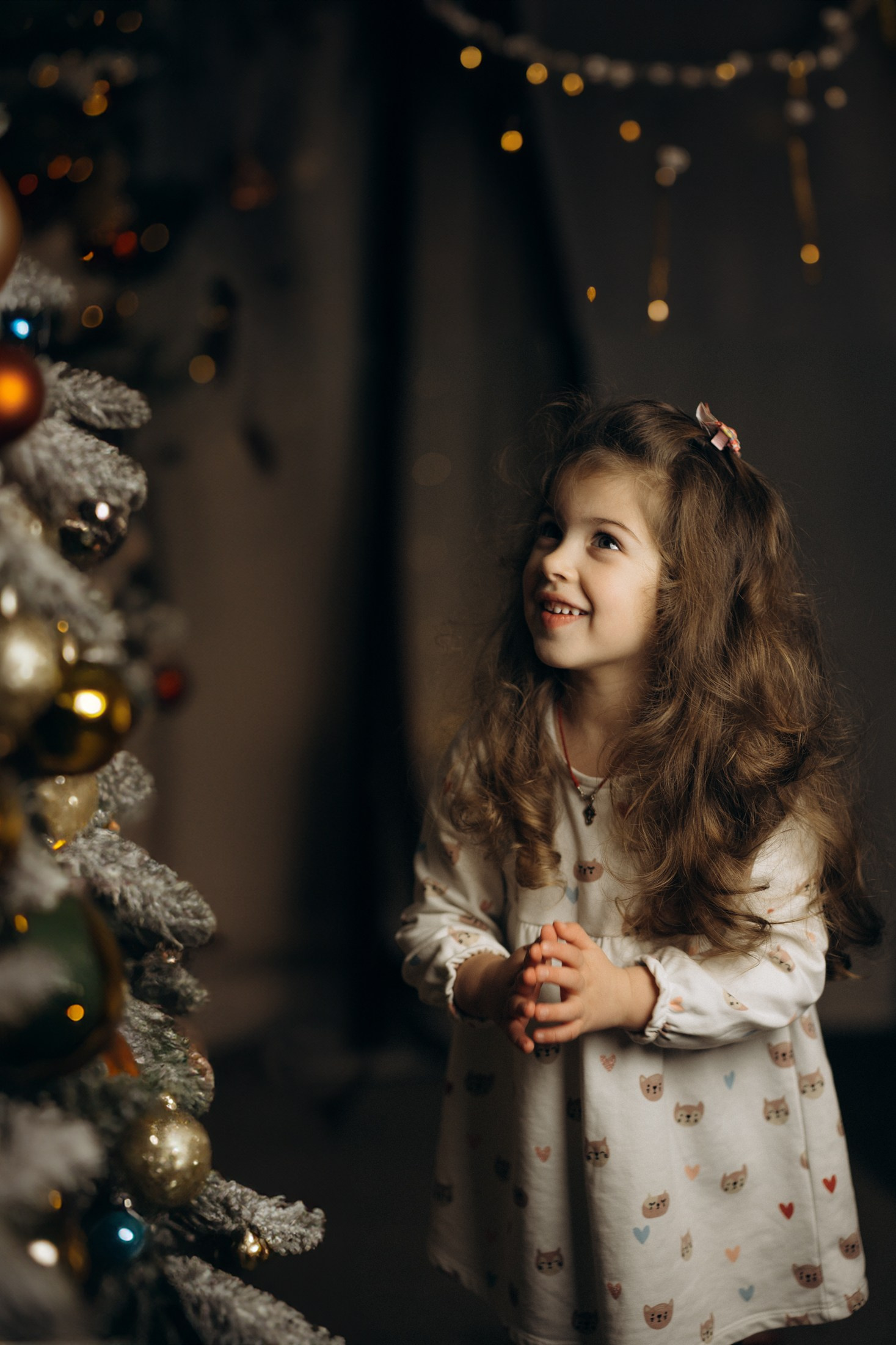 Дети у новогодней ёлки со свечами — праздничная семейная фотосессия, детская фотография