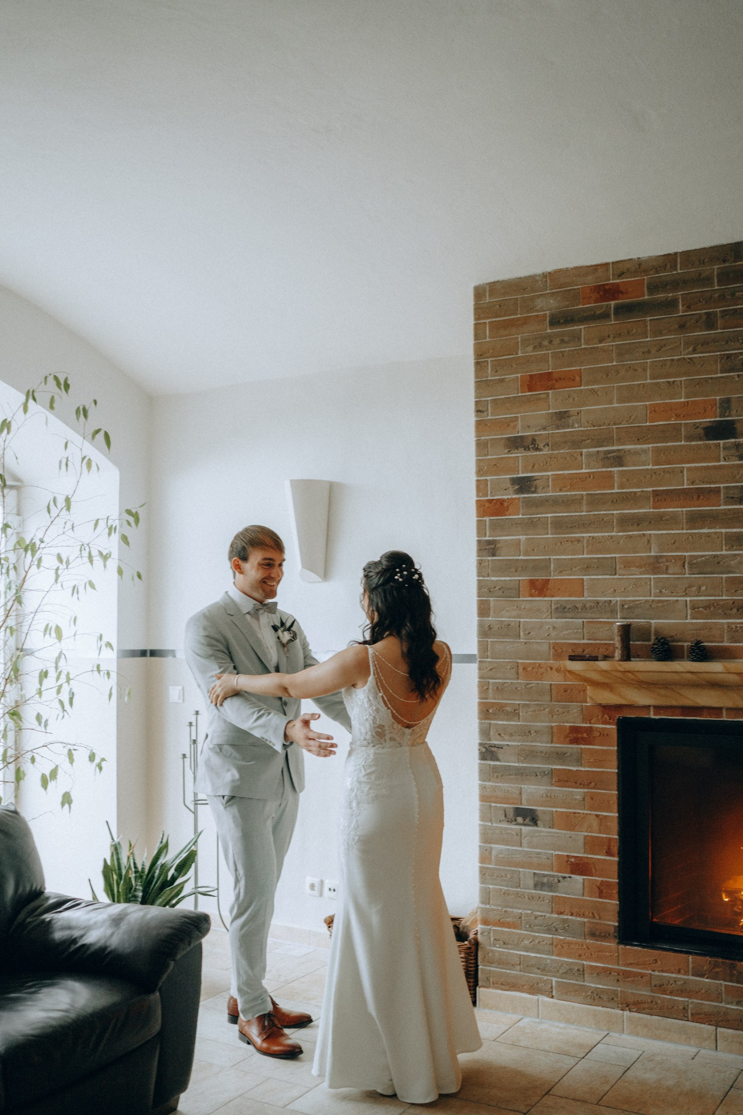 Свадебная фотосессия в Дрездене — жених и невеста у камина в уютном интерьере