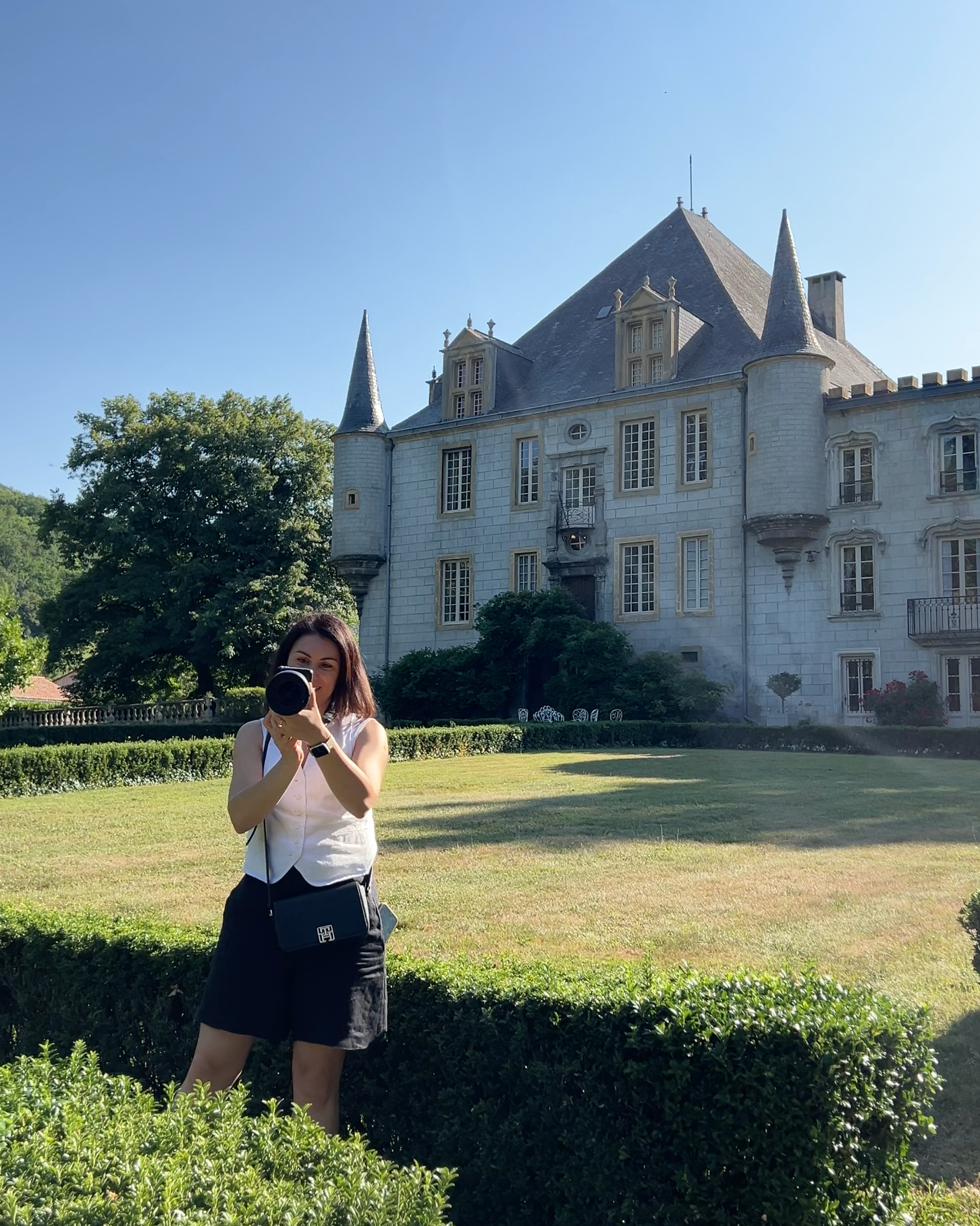 Wedding photographer in Toulouse capturing elegant outdoor ceremony.
